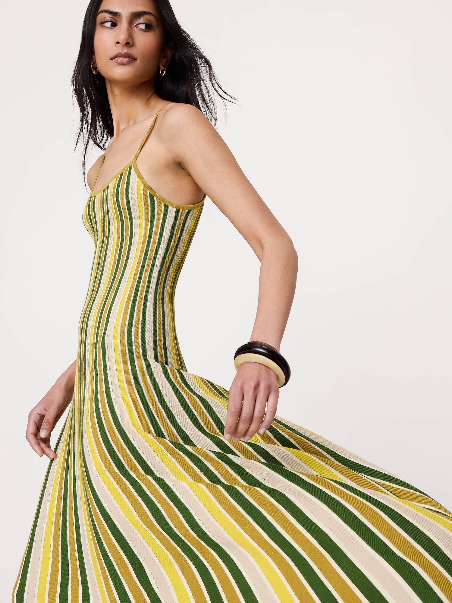 L'image numéro 4 présente Robe longue rayée à effet sculptant