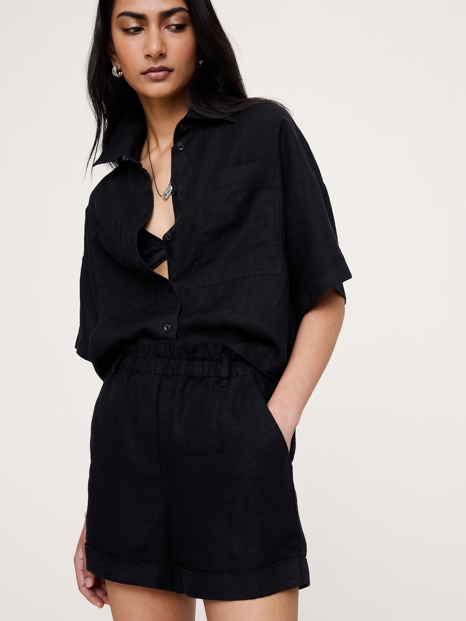 L'image numéro 3 présente Short en lin à taille froncée extensible de 9 cm