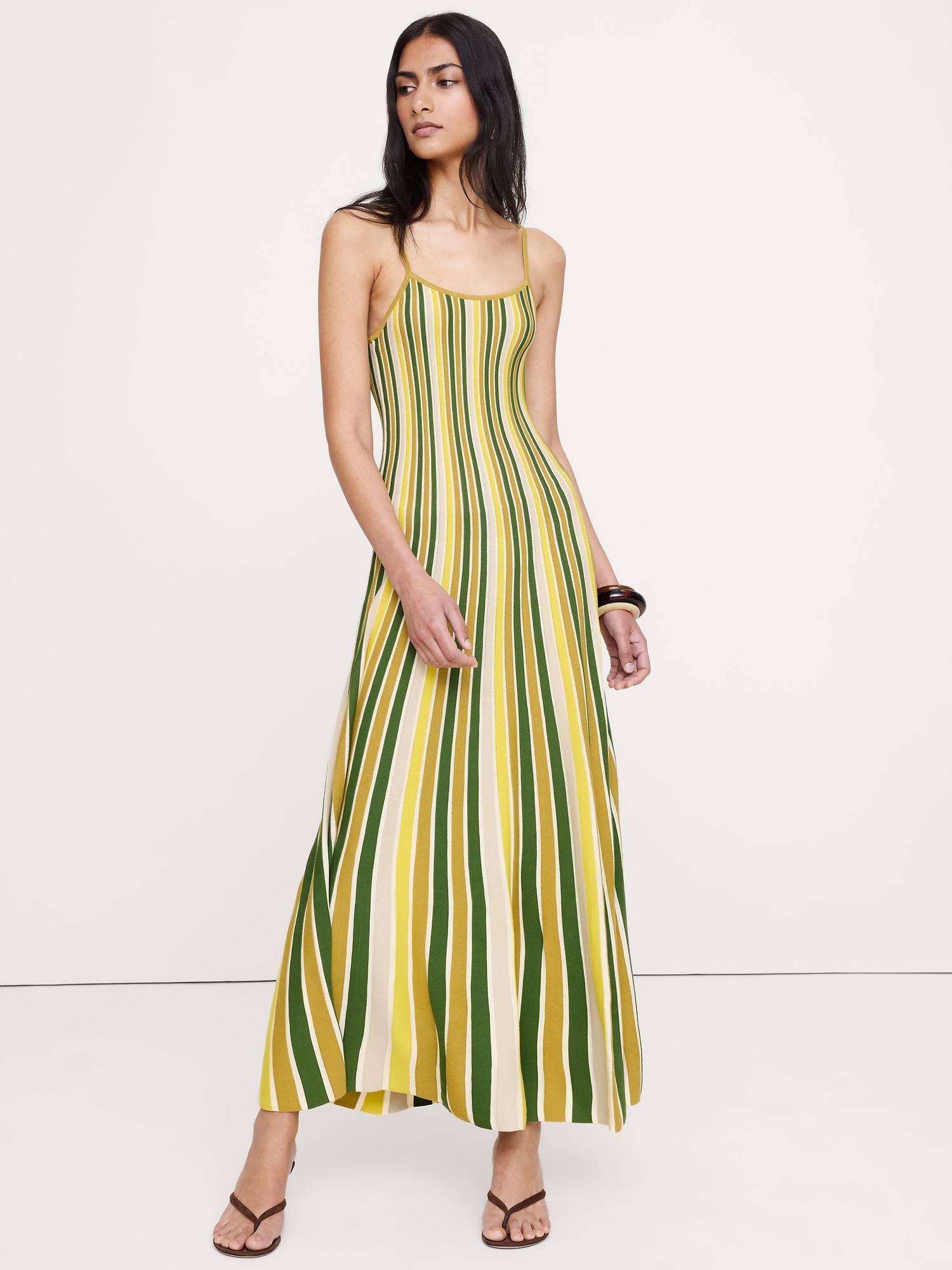 L'image numéro 5 présente Robe longue rayée à effet sculptant