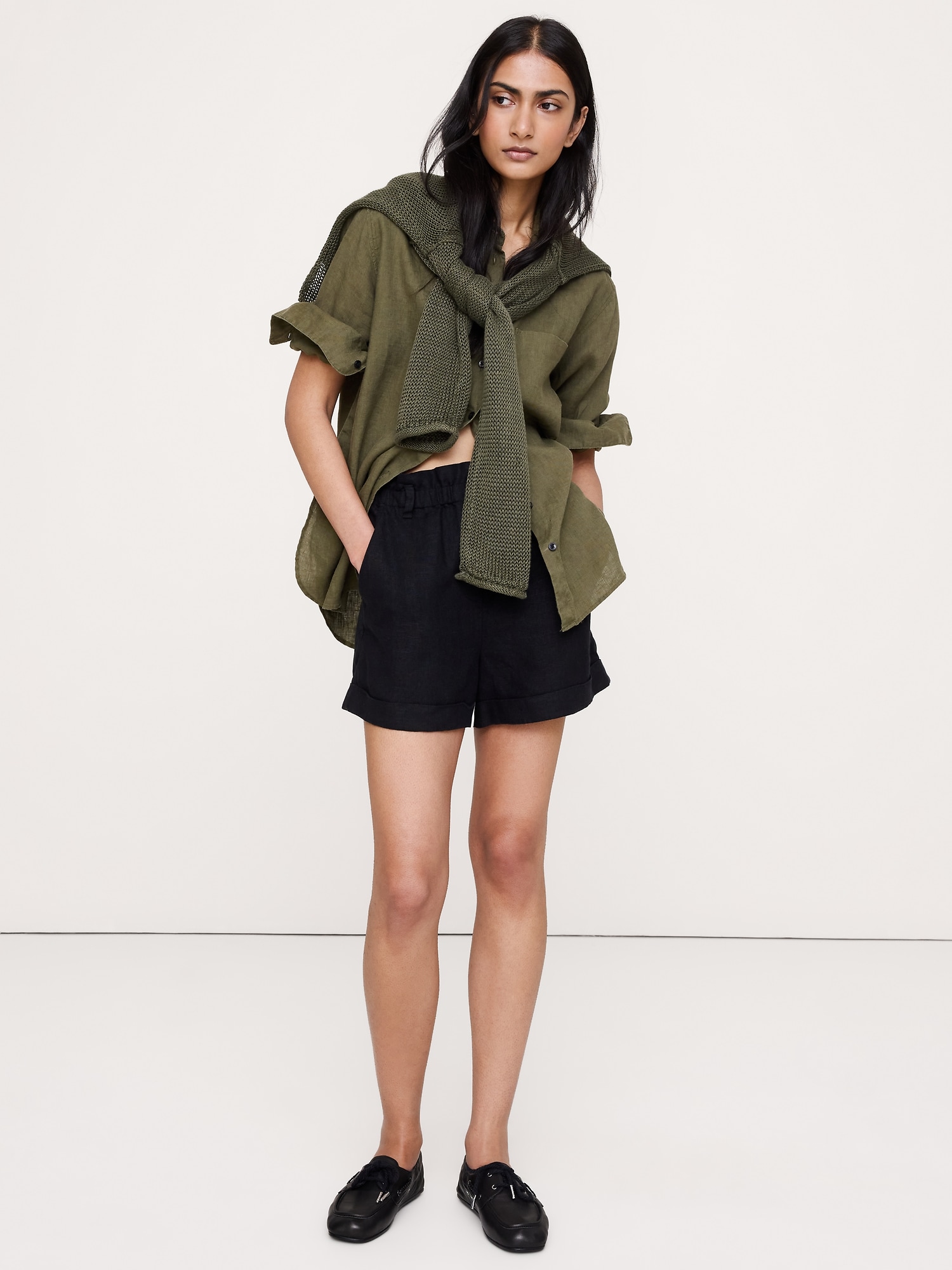 L'image numéro 4 présente Short en lin à taille froncée extensible de 9 cm