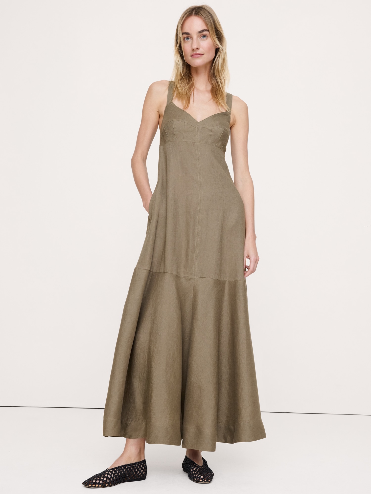 L'image numéro 1 présente Robe longue en lin à taille empire