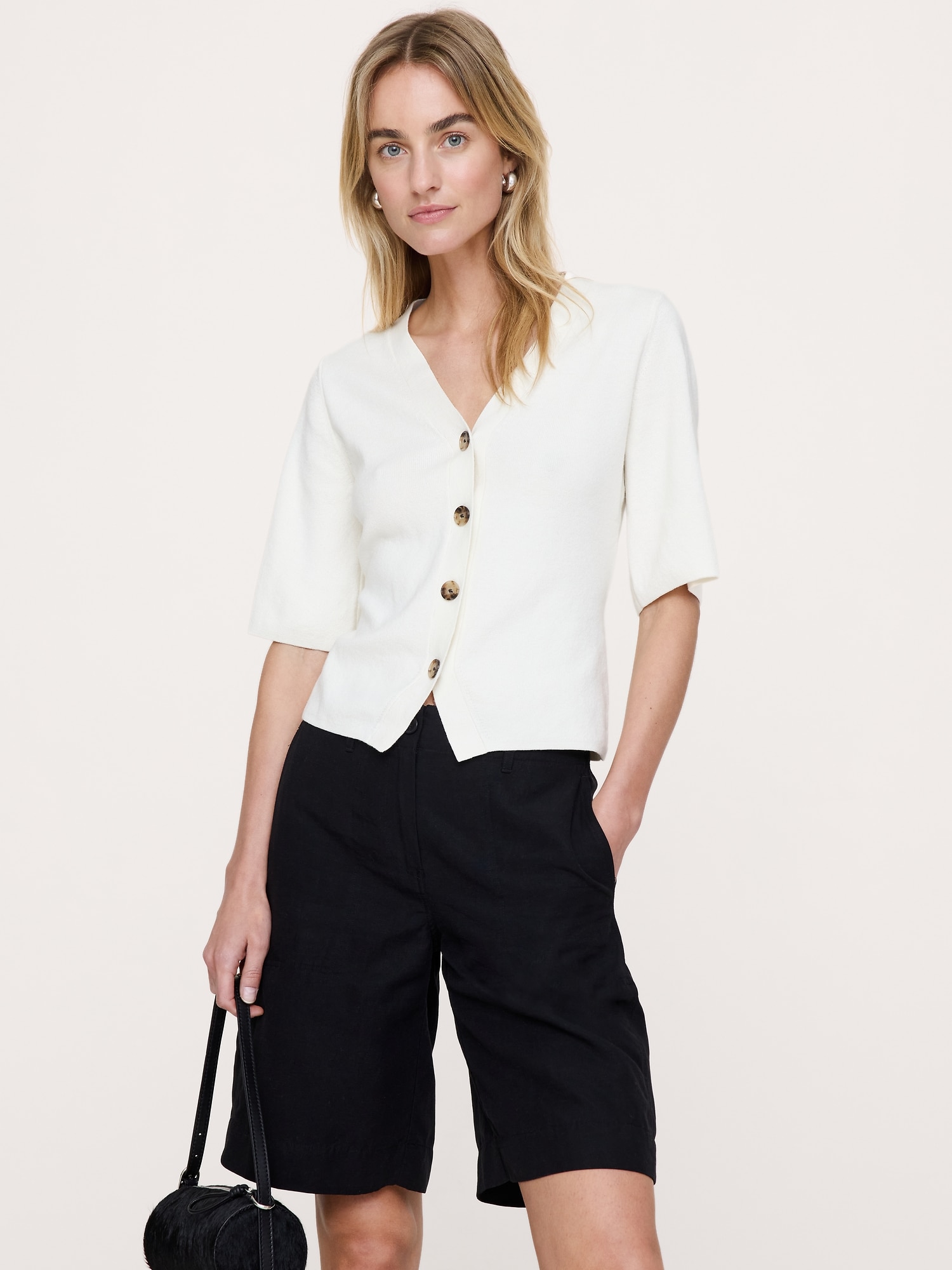 L'image numéro 1 présente Cardigan à manches courtes en coton et soie pied d’alouette