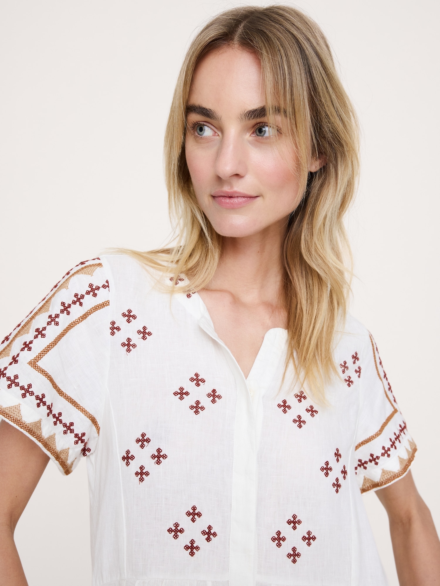 L'image numéro 4 présente Robe longue étagée en lin brodée