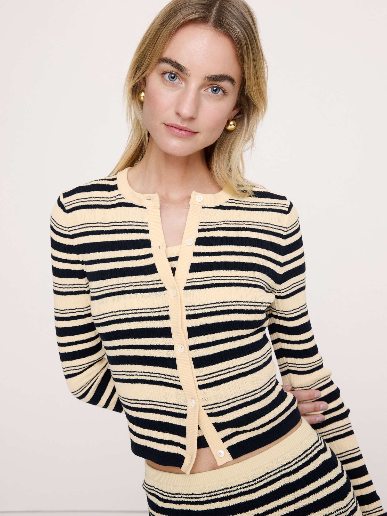 L'image numéro 4 présente Cardigan court en tricot froissé