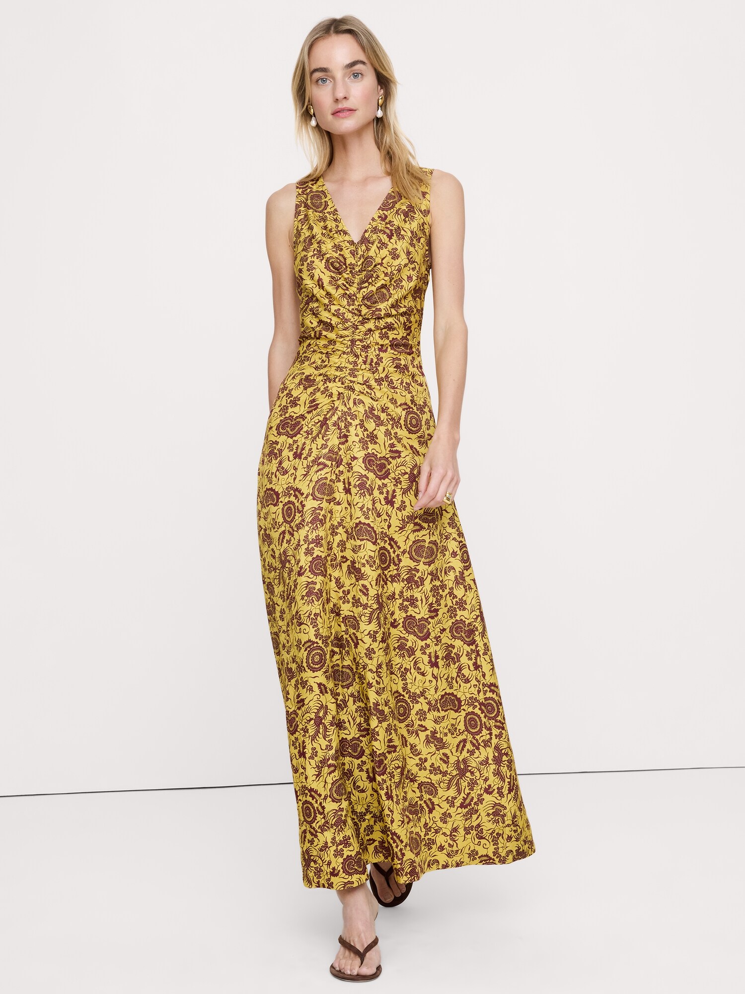 L'image numéro 1 présente Robe longue à encolure en V en lin et viscose
