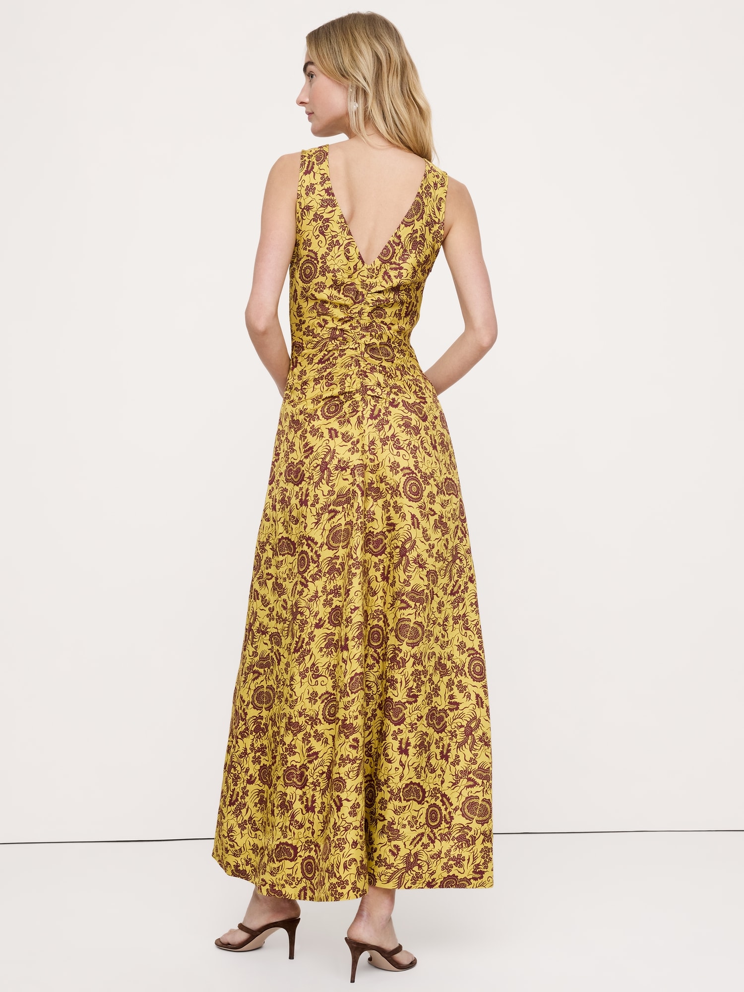L'image numéro 3 présente Robe longue à encolure en V en lin et viscose