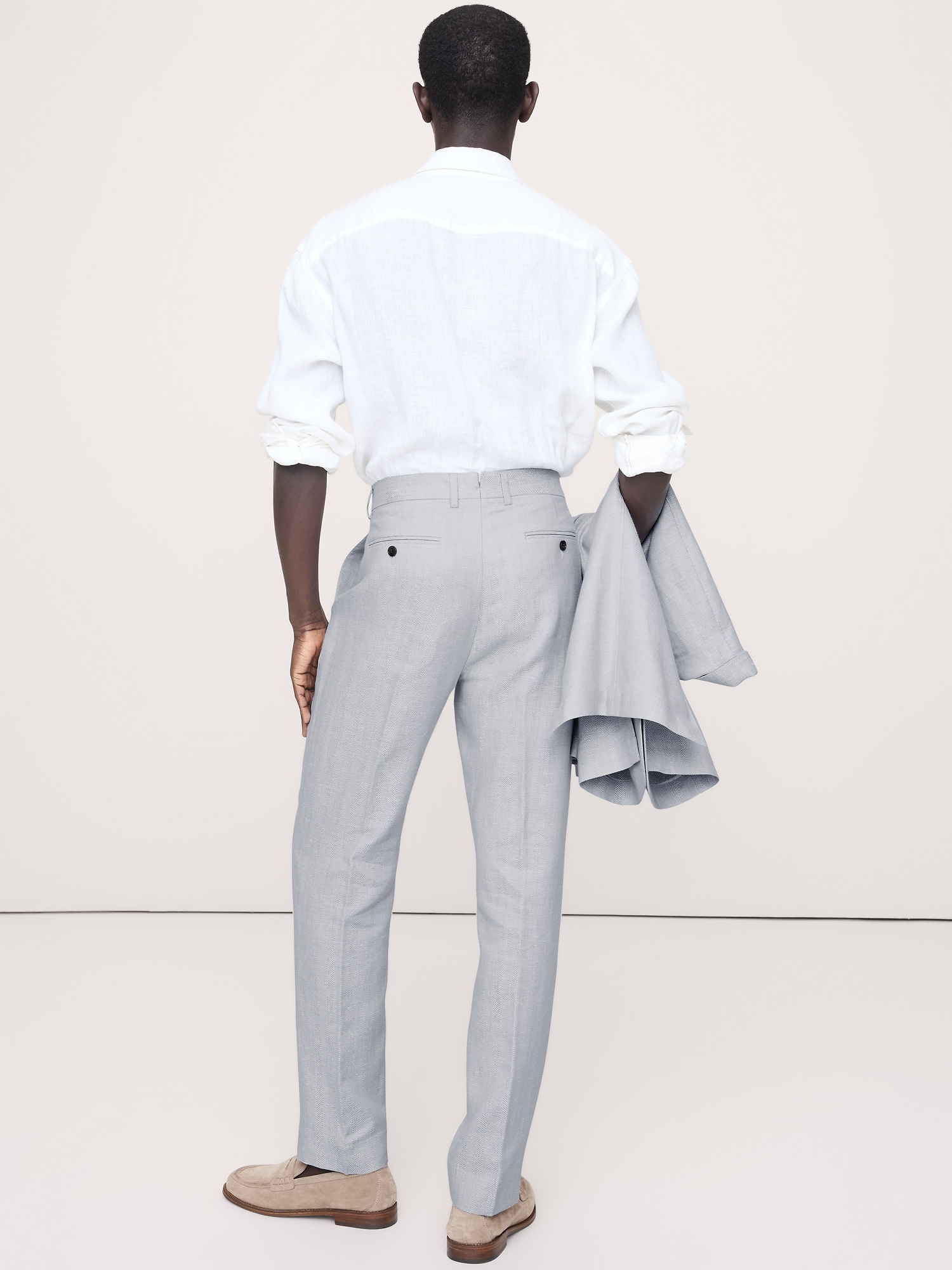 L'image numéro 3 présente Pantalon de complet en lin et laine mérinos à motif de chevrons, coupe étroite cintrée