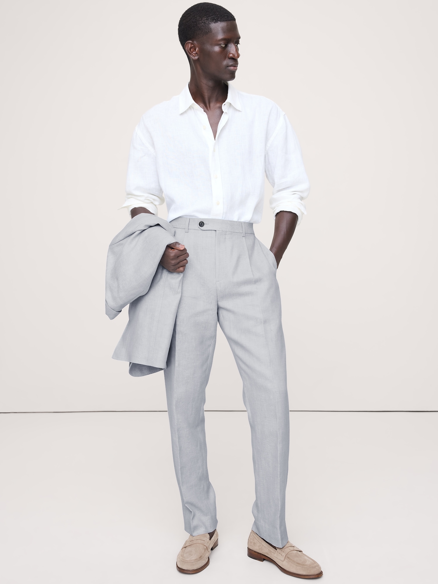 L'image numéro 1 présente Pantalon de complet en lin et laine mérinos à motif de chevrons, coupe étroite cintrée
