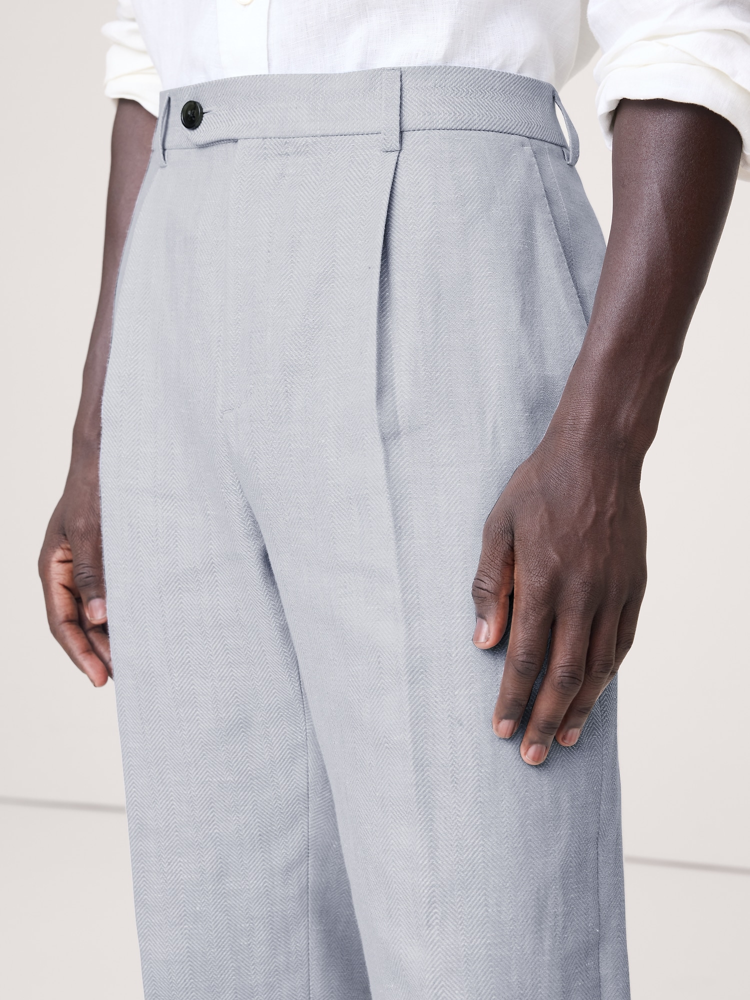 L'image numéro 4 présente Pantalon de complet en lin et laine mérinos à motif de chevrons, coupe étroite cintrée