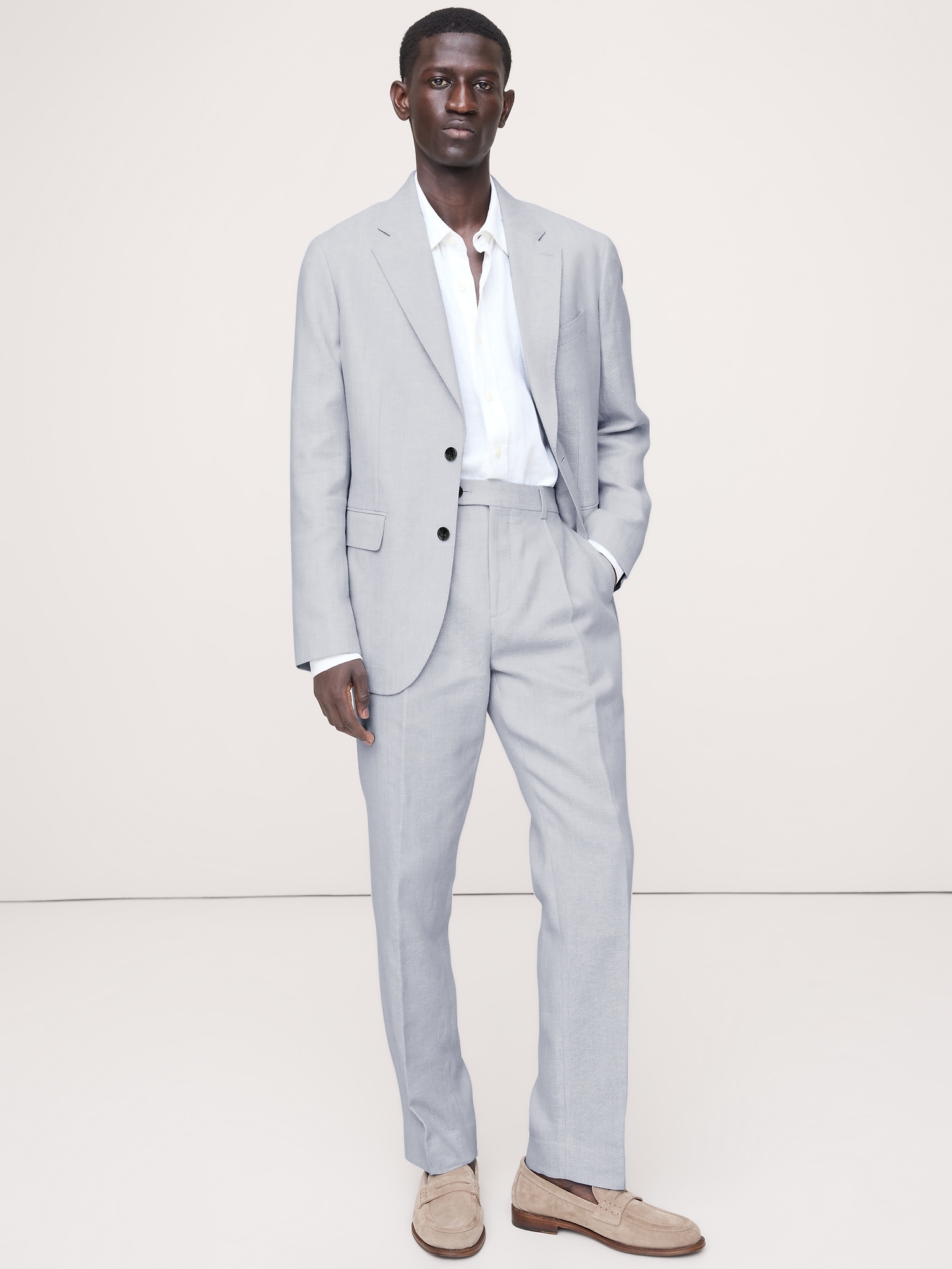 L'image numéro 6 présente Pantalon de complet en lin et laine mérinos à motif de chevrons, coupe étroite cintrée