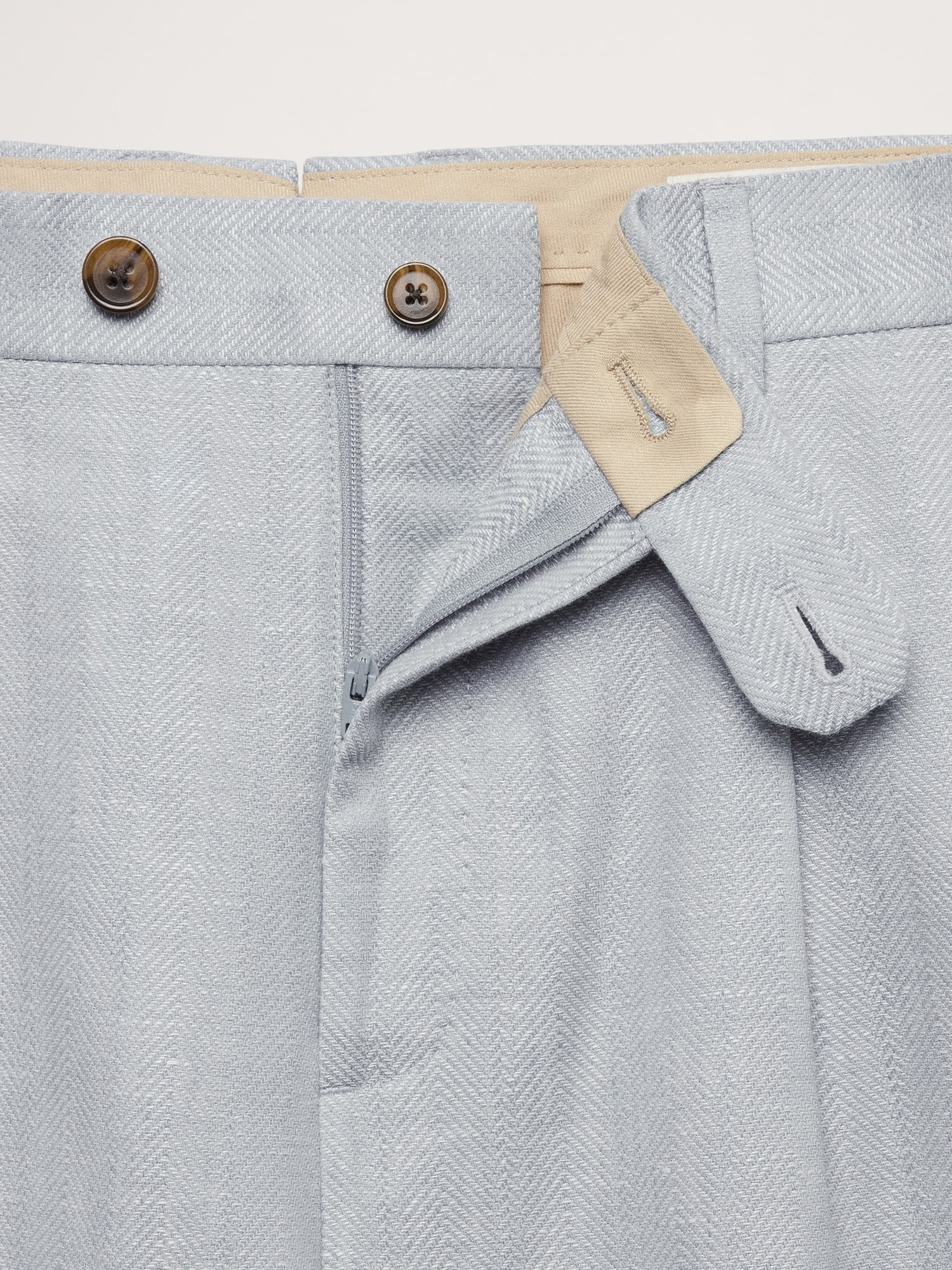 L'image numéro 7 présente Pantalon de complet en lin et laine mérinos à motif de chevrons, coupe étroite cintrée