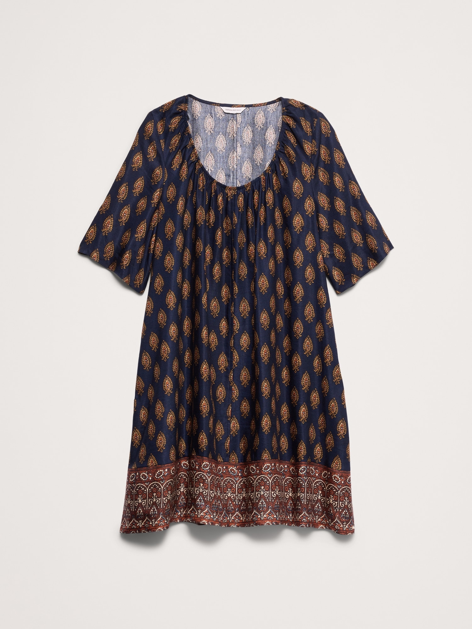 L'image numéro 5 présente Robe courte en lin et viscose à encolure dégagée