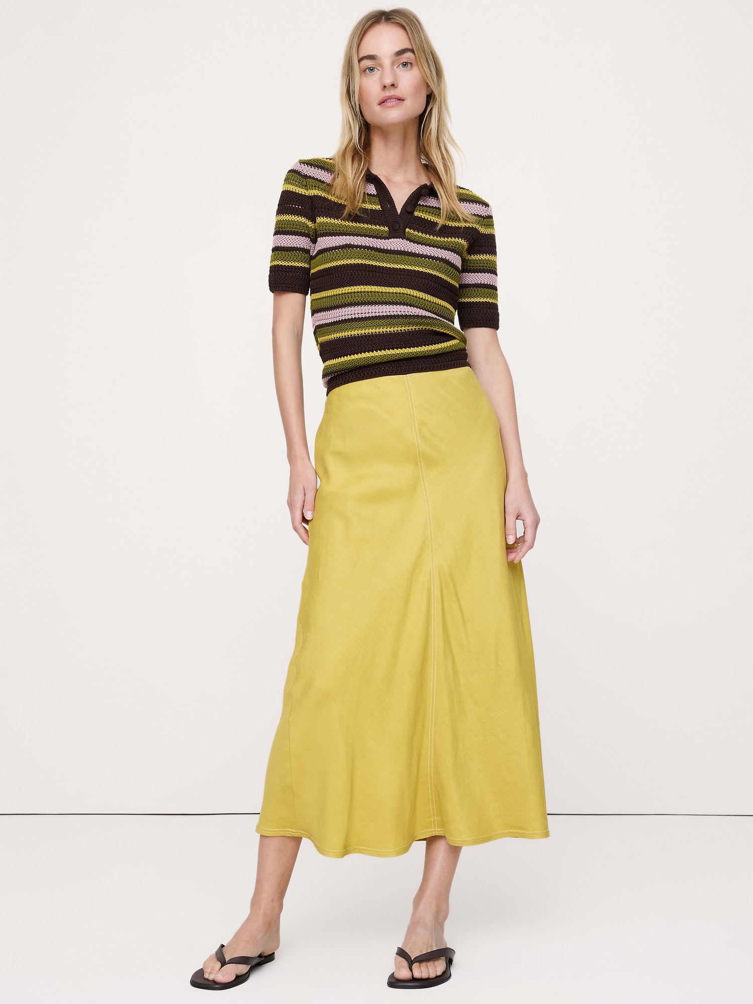 L'image numéro 1 présente Jupe longue en lin et viscose taillée en biais