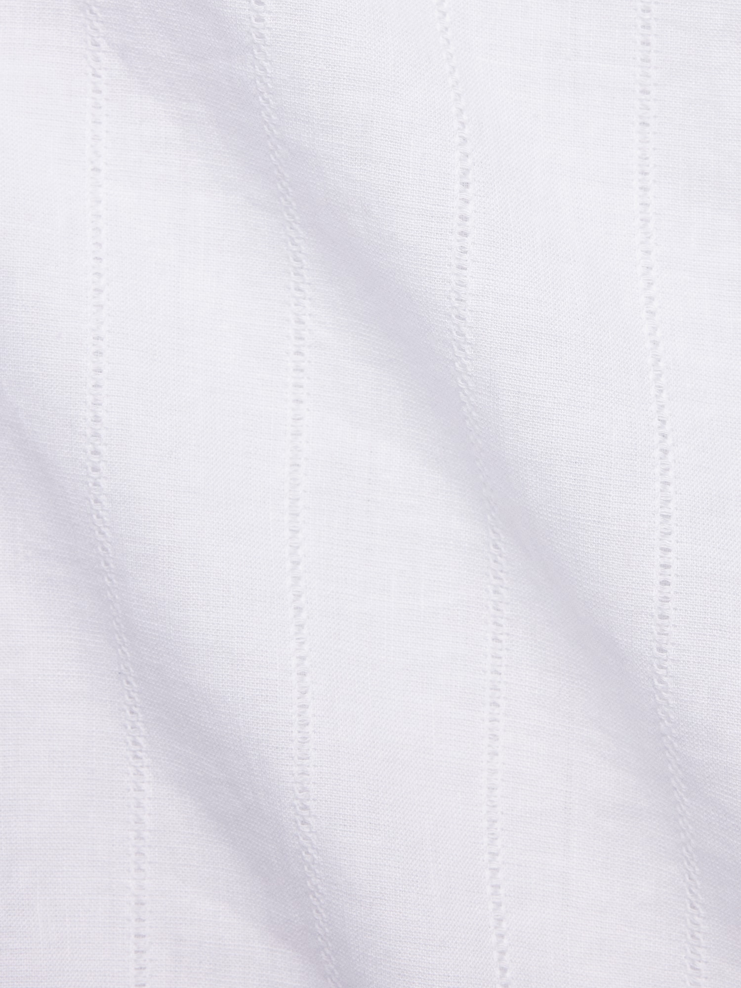 L'image numéro 6 présente Chemise de vacances coupe standard à rayures et motif ajouré en lin et coton