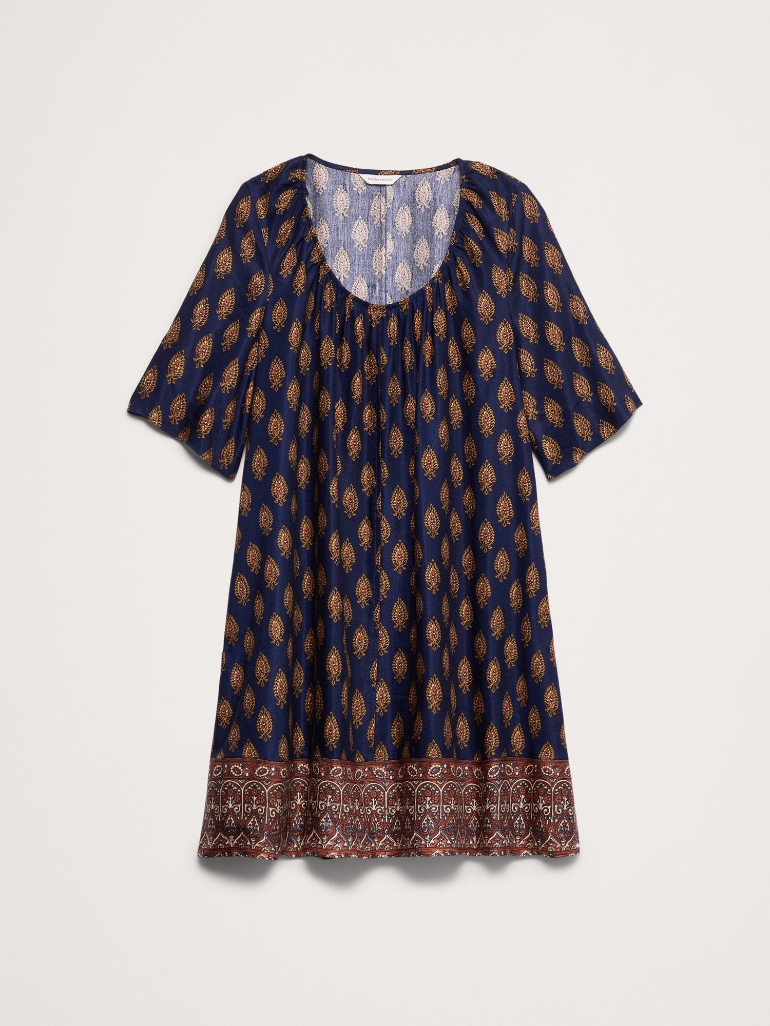 L'image numéro 5 présente Robe courte en lin et viscose à encolure dégagée