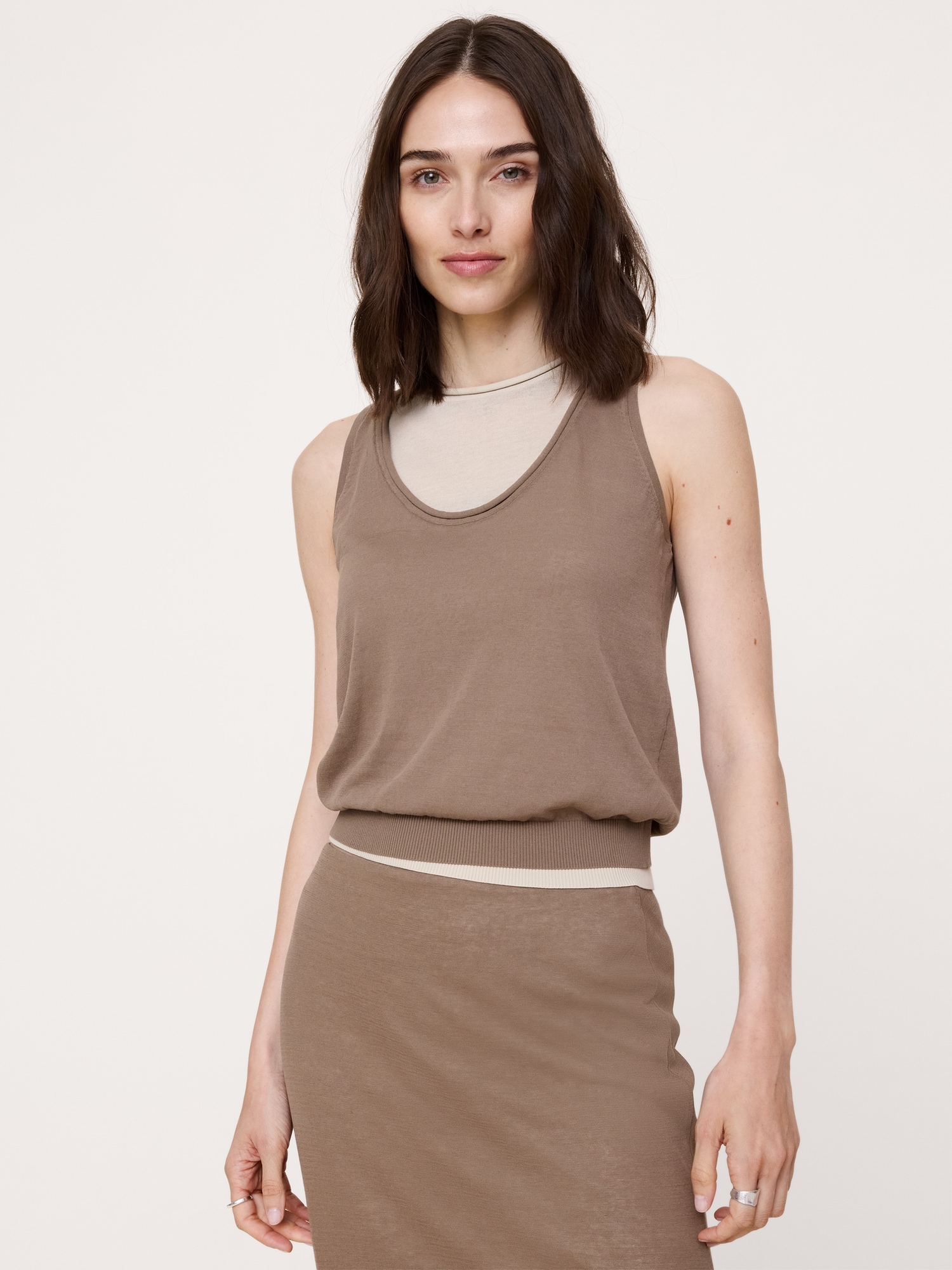 L'image numéro 6 présente Camisole effet superposé en tricot de coton diaphane ultra-fin