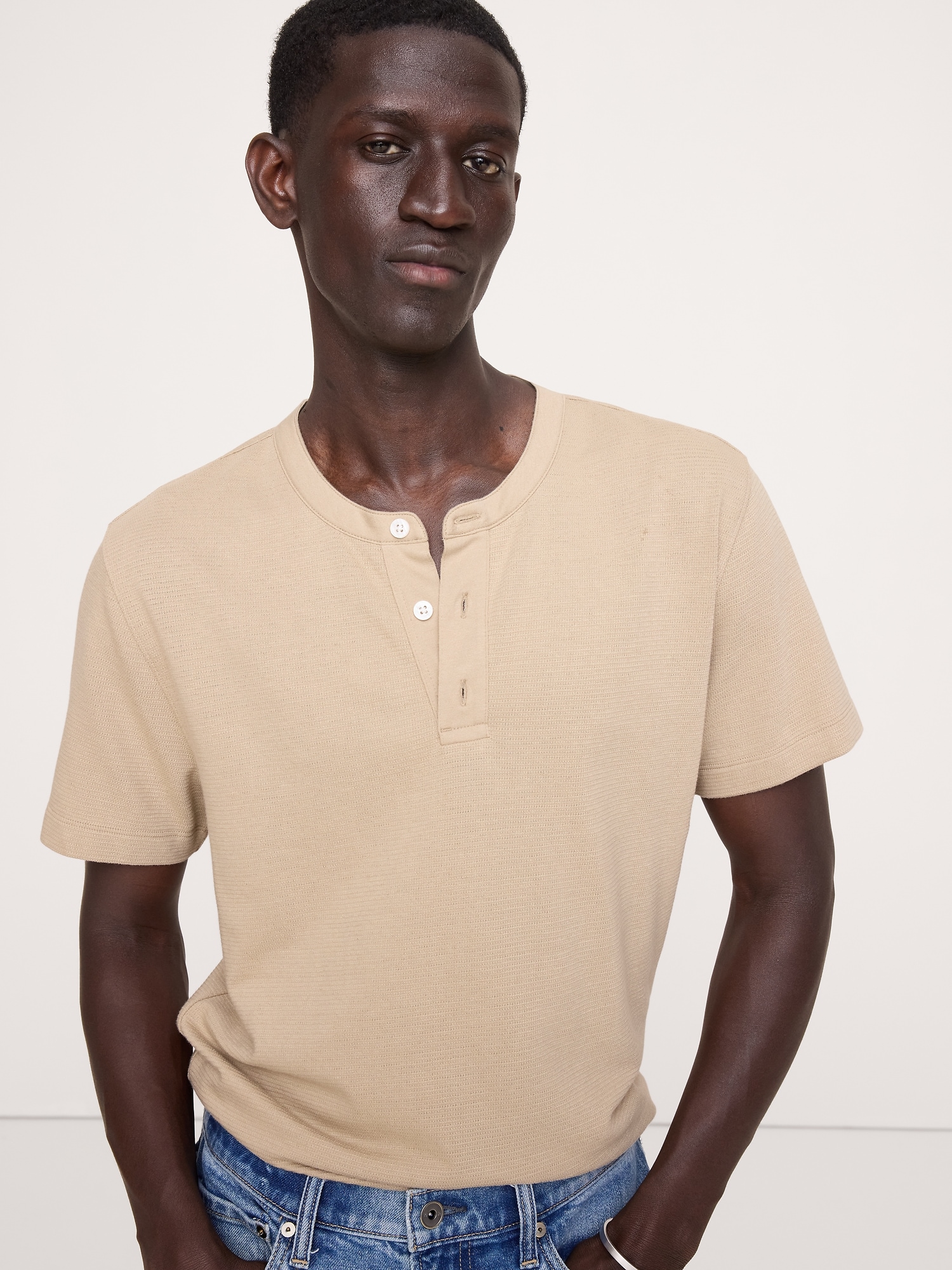 L'image numéro 1 présente T-shirt henley à mailles