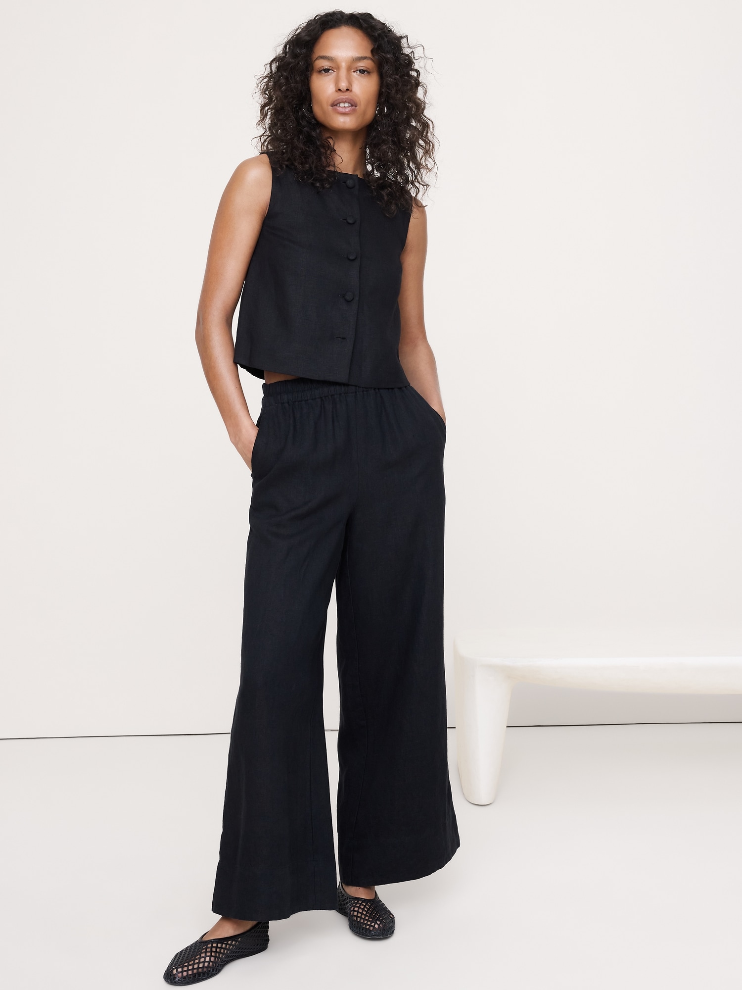 L'image numéro 1 présente Camisole en lin à devant boutonné