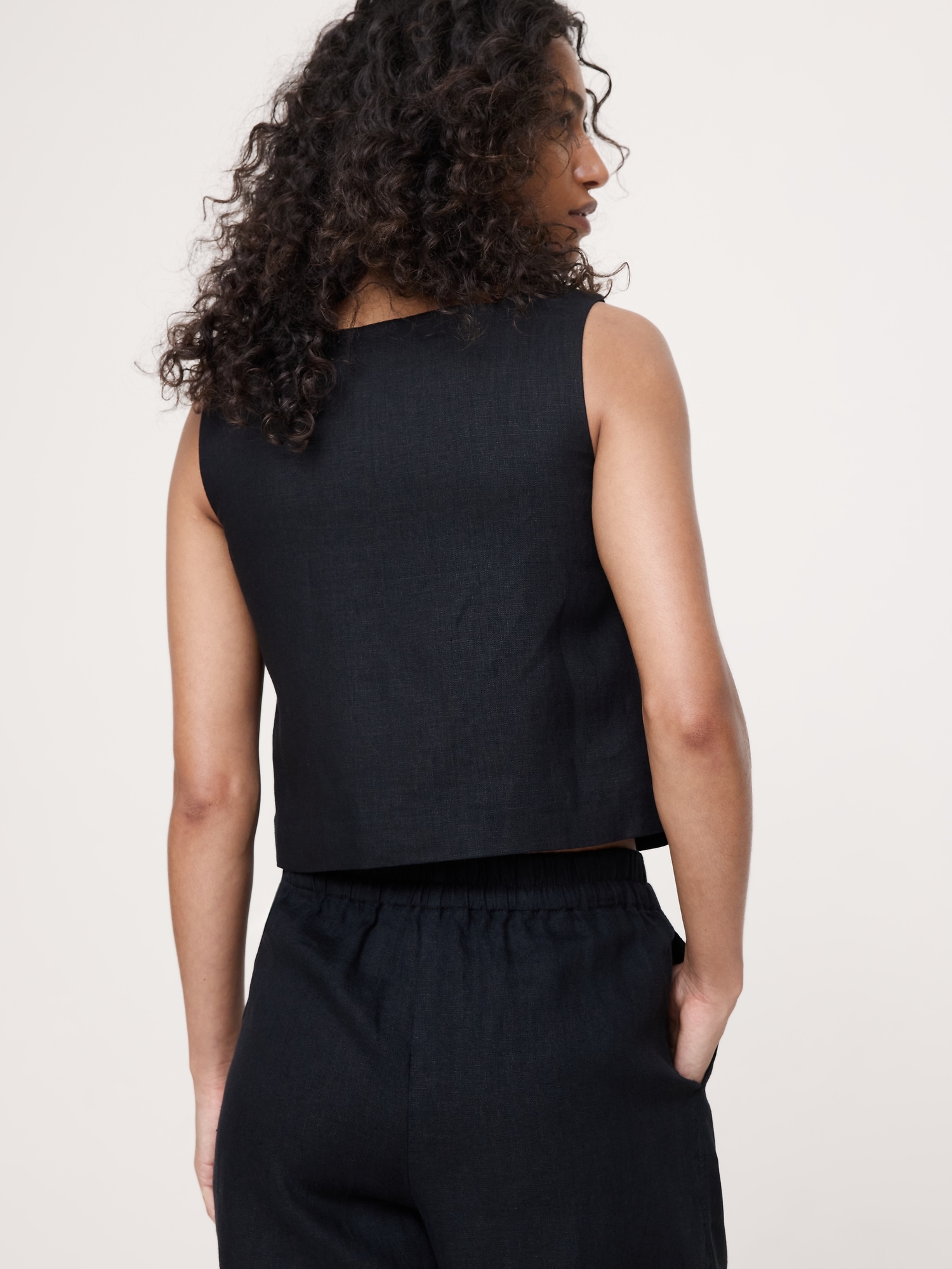 L'image numéro 3 présente Camisole en lin à devant boutonné