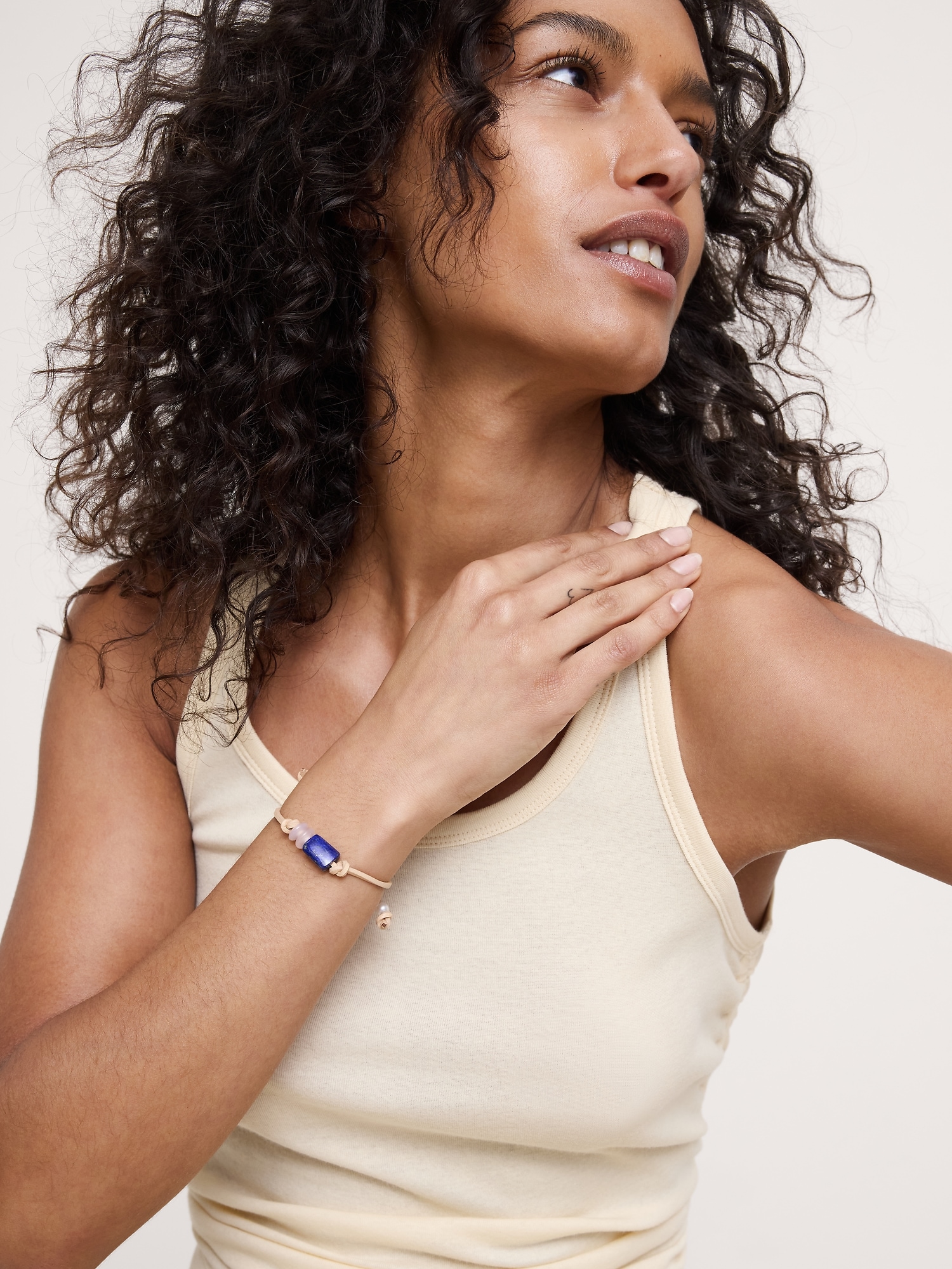 L'image numéro 2 présente Bracelet cordon orné d’une lapis-lazuli
