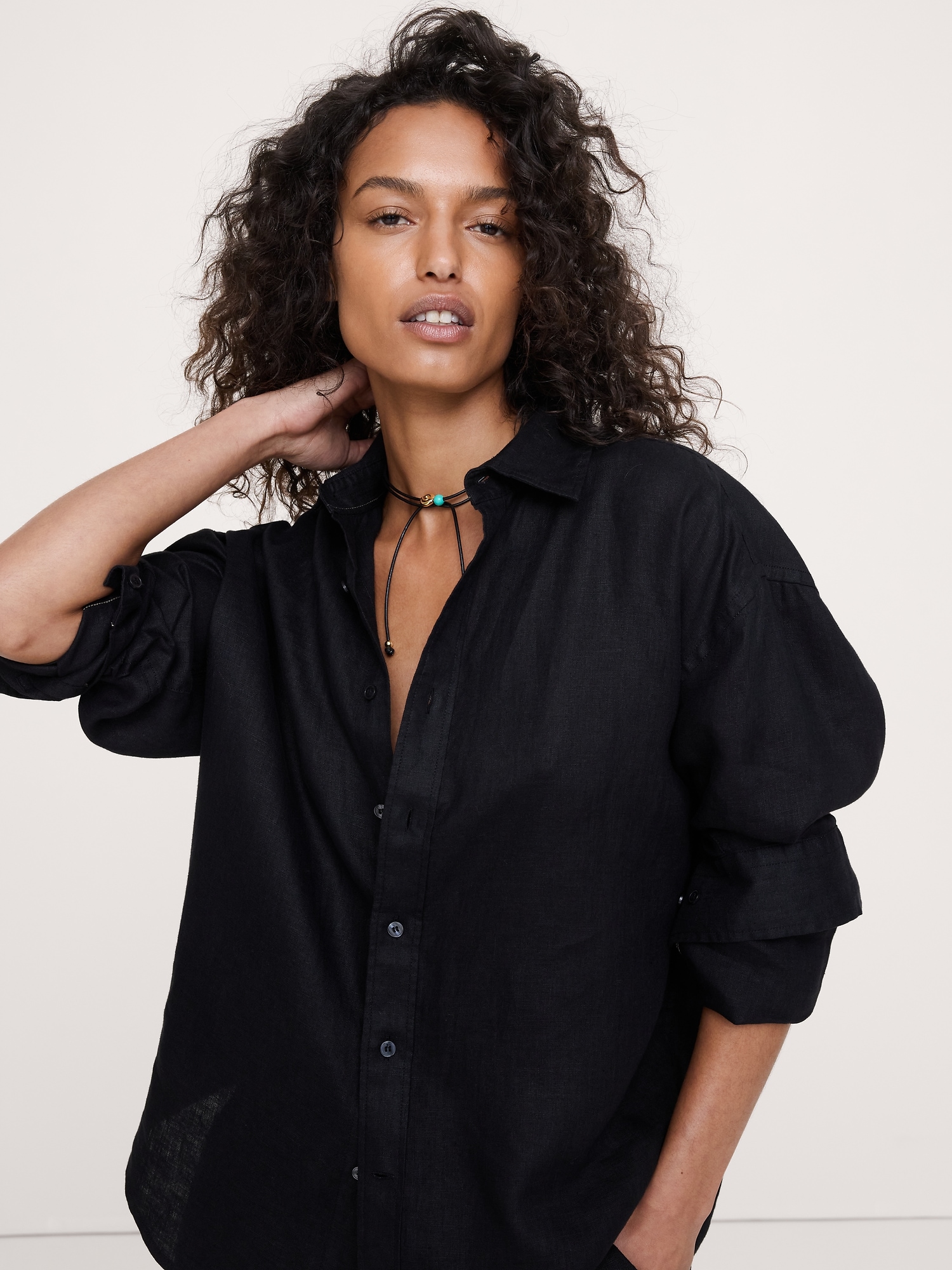 L'image numéro 2 présente Collier cordon avec pierres métalliques