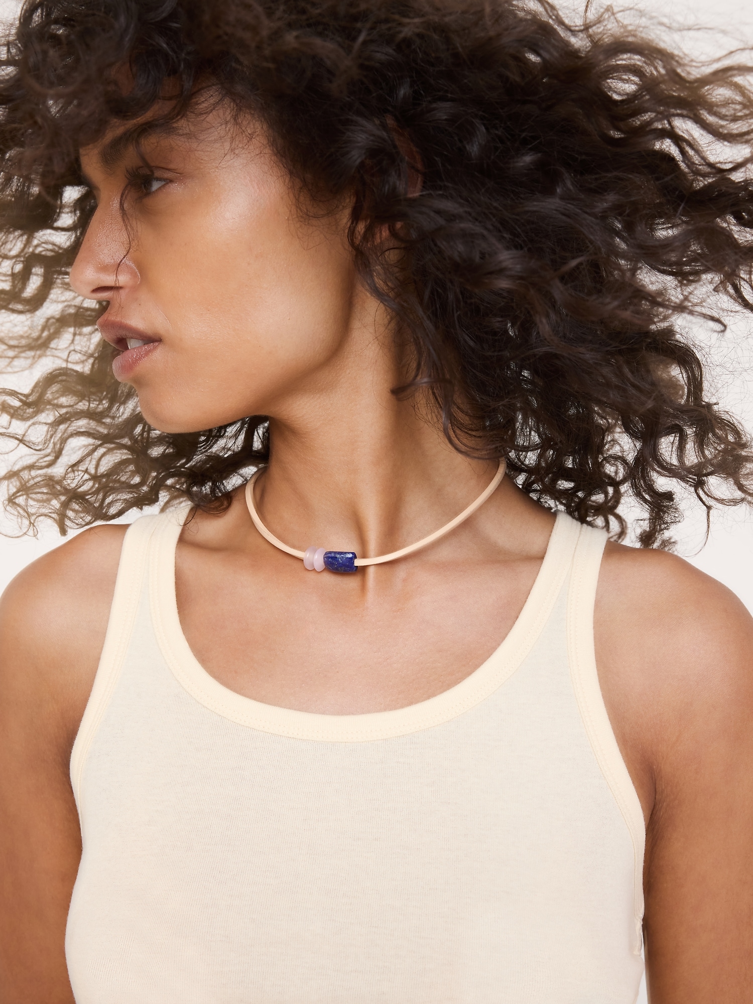 L'image numéro 2 présente Collier cordon avec lapis-lazuli