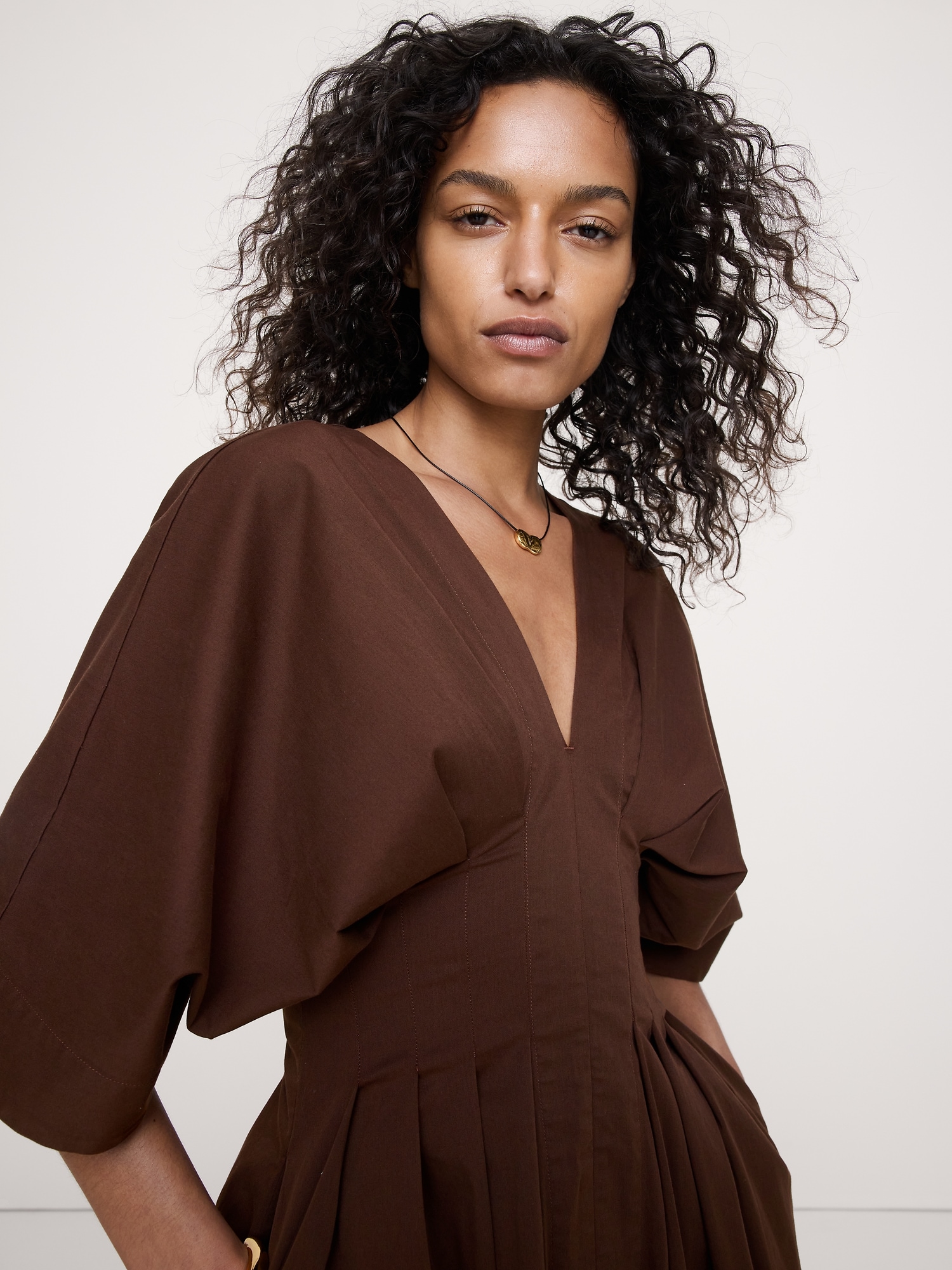 L'image numéro 7 présente Robe longue à plis en coton extensible