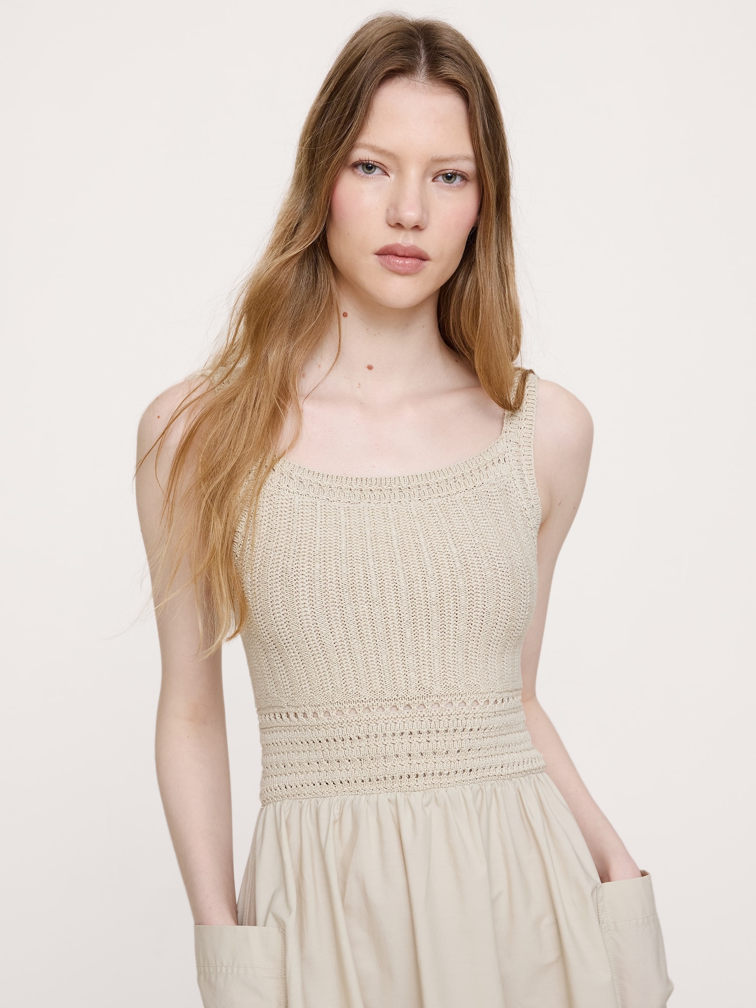 L'image numéro 4 présente Robe mi-longue en popeline de coton et au crochet