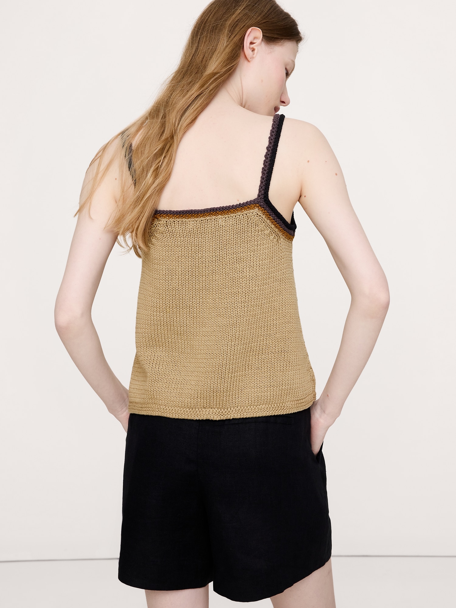 L'image numéro 4 présente Camisole à encolure en V en tricot de coton littoral