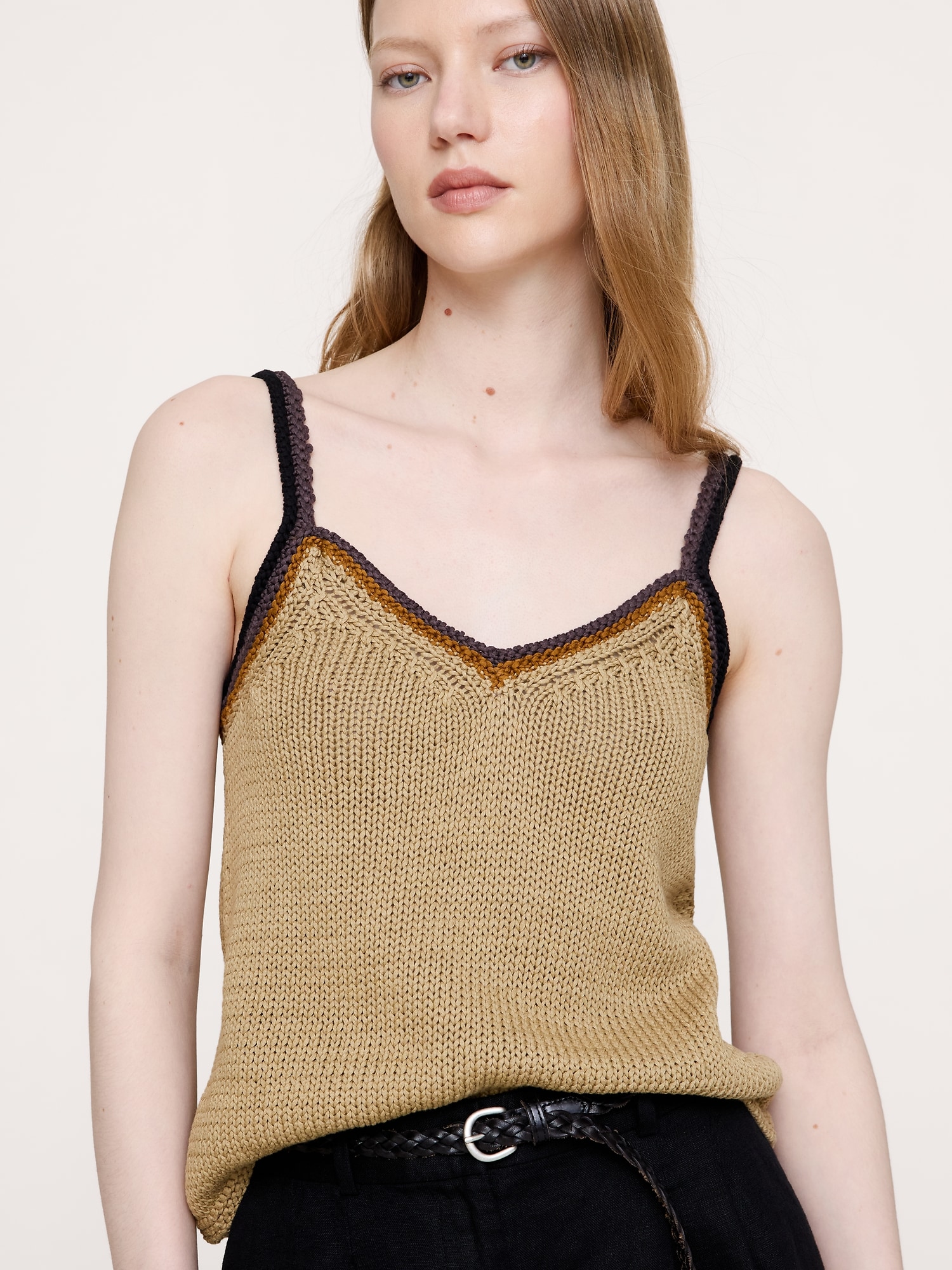 L'image numéro 5 présente Camisole à encolure en V en tricot de coton littoral