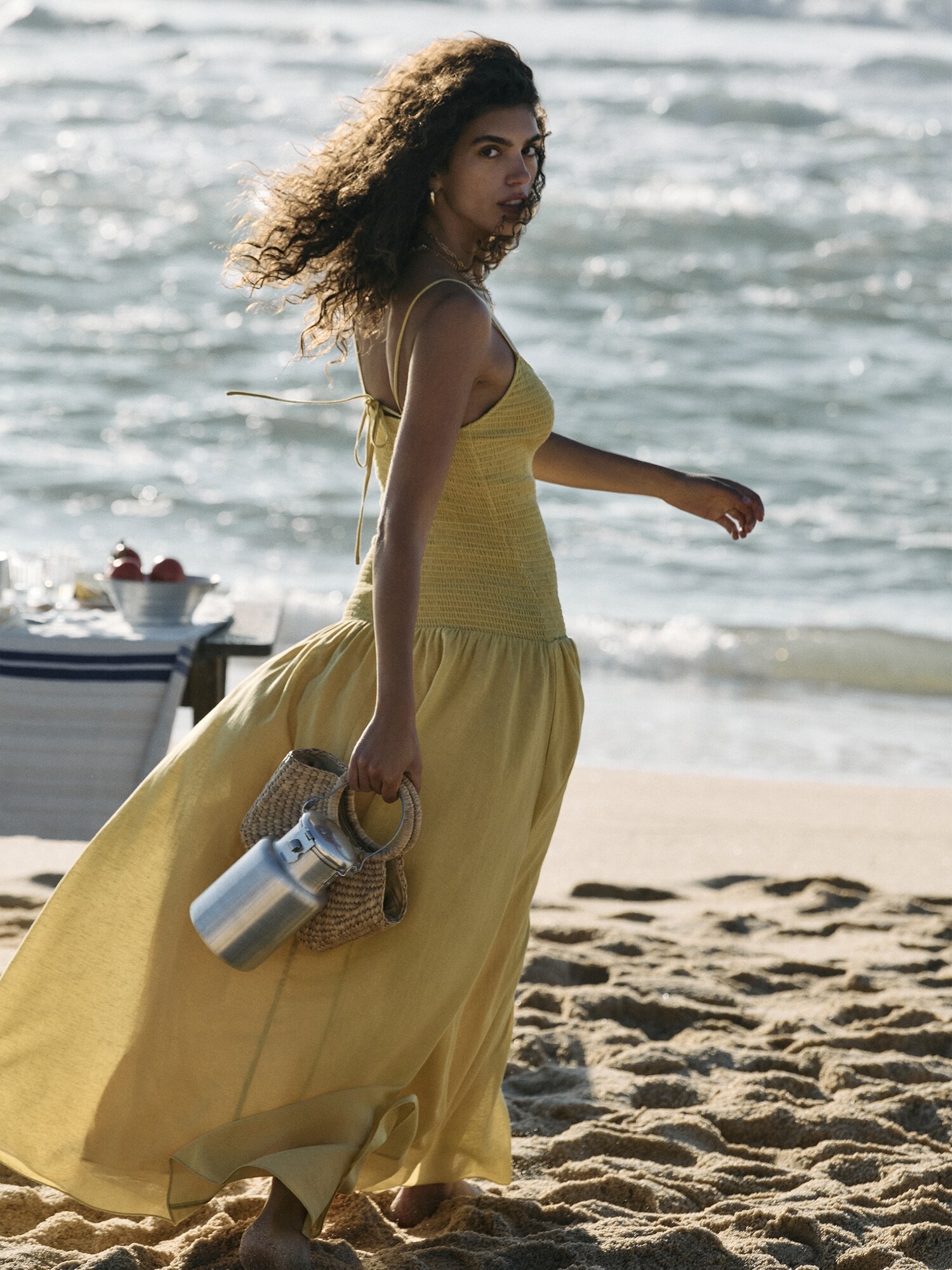 L'image numéro 7 présente Robe longue en voile de lin et coton à smocks