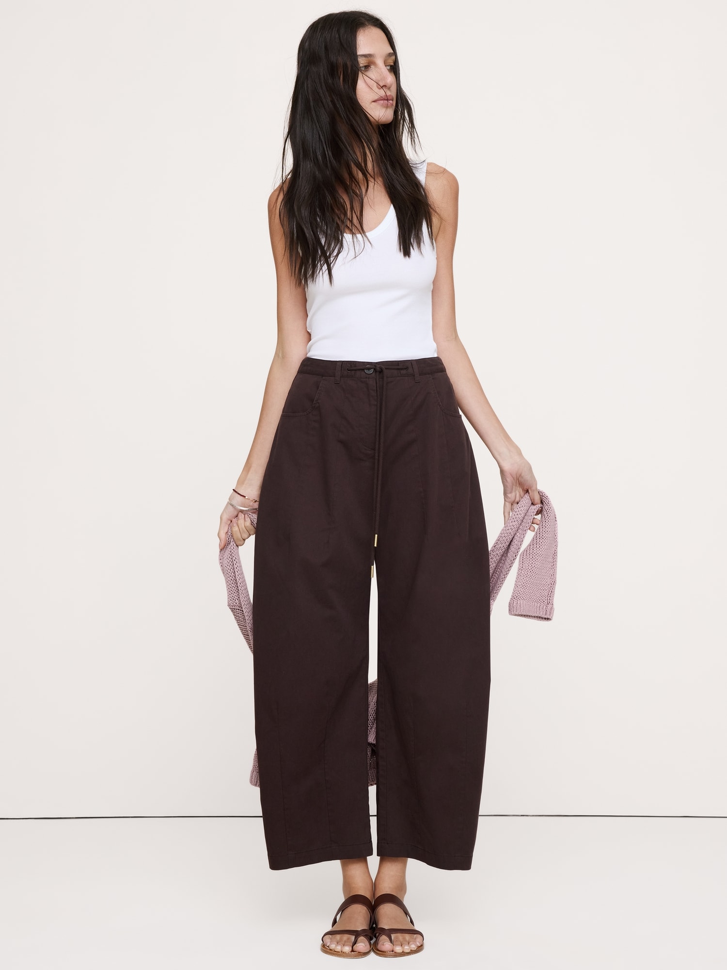 L'image numéro 1 présente Pantalon coupe baril taille mi-basse en popeline de coton