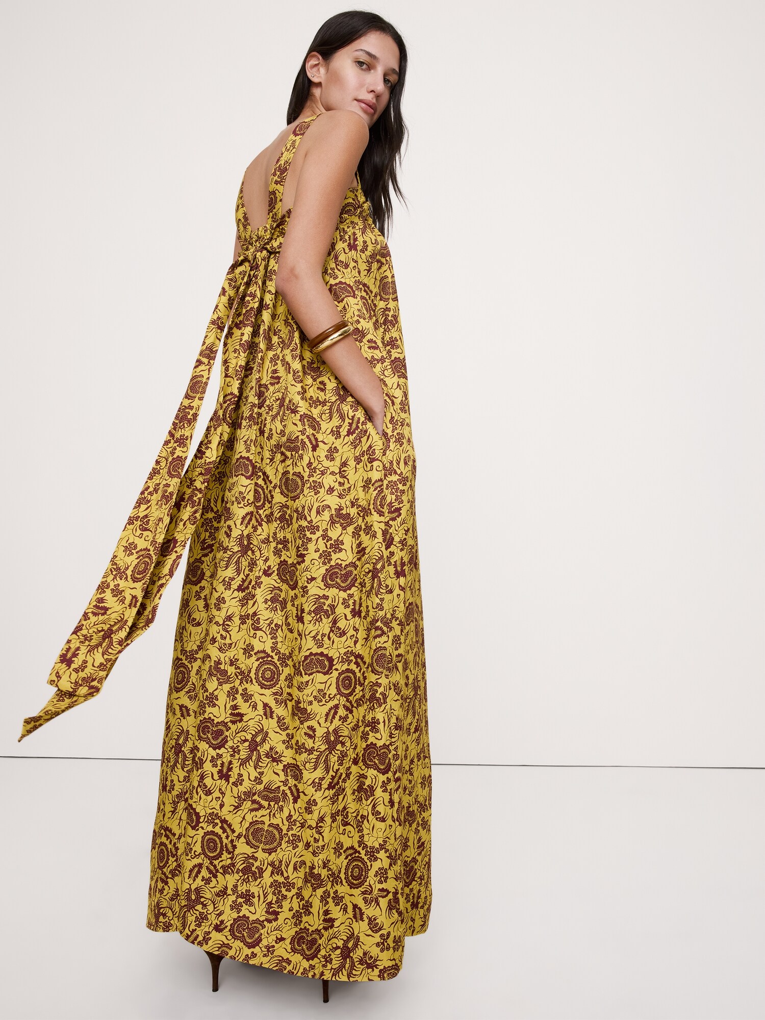 L'image numéro 5 présente Robe longue à fronces en lin et viscose
