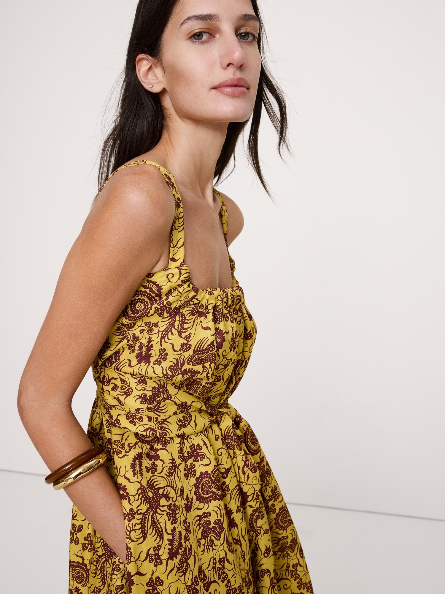 L'image numéro 6 présente Robe longue à fronces en lin et viscose