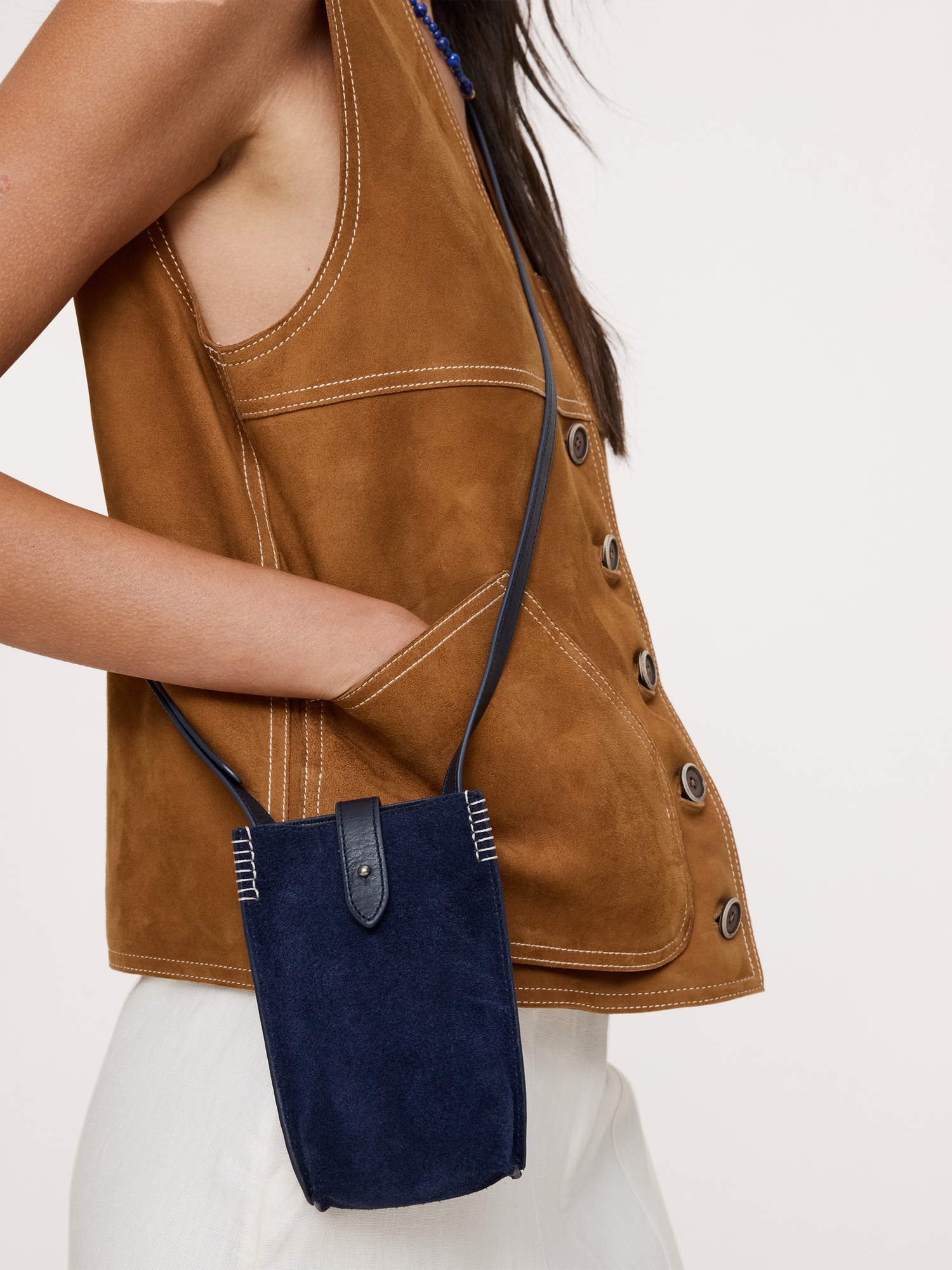 L'image numéro 6 présente Pochette à bandoulière en cuir italien
