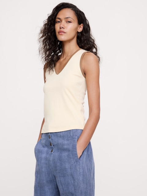 CAMISOLE MINIMALISTE À ENCOLURE EN V EN COTON