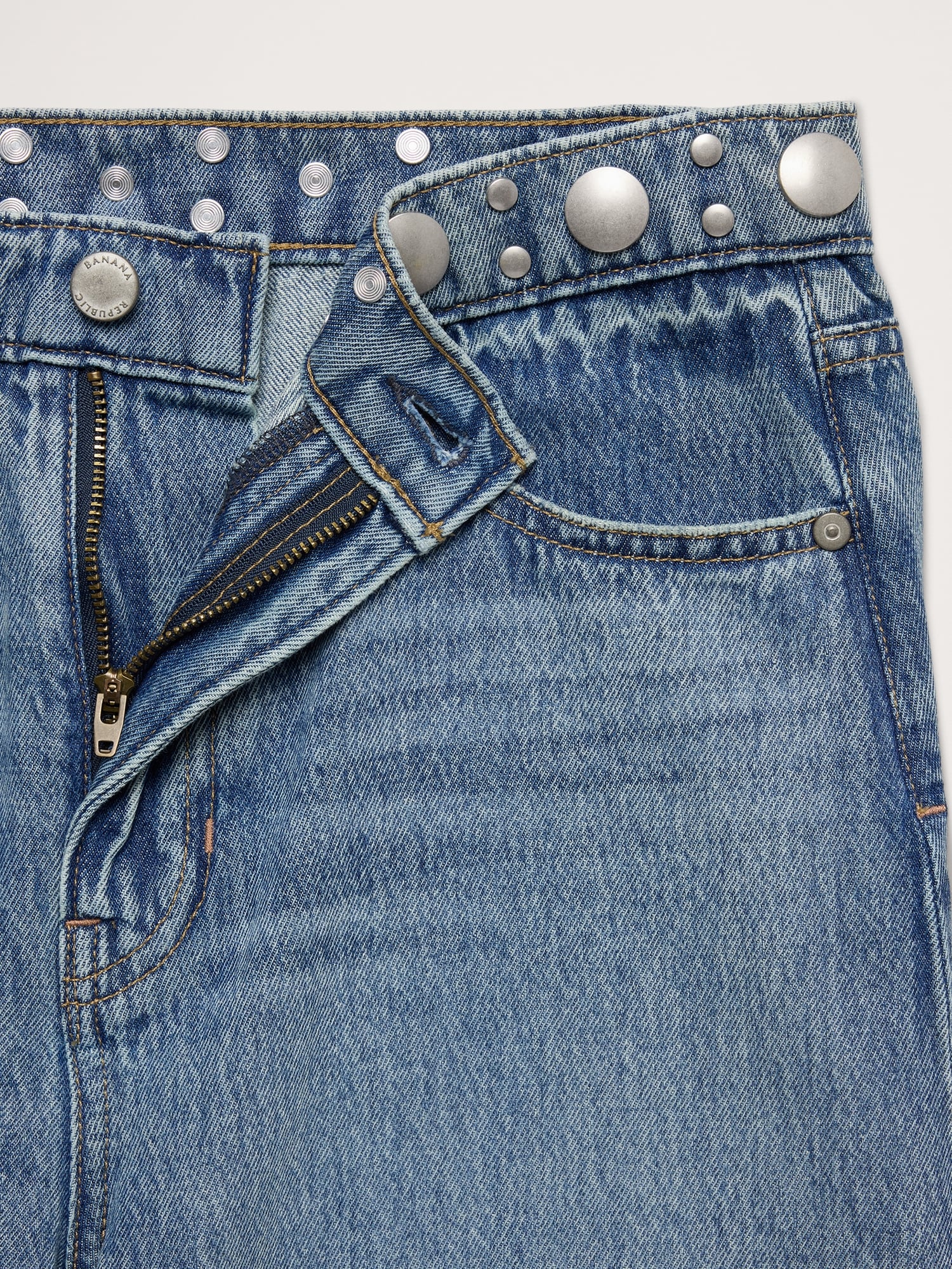 L'image numéro 7 présente Jean coupe baril clouté taille mi-basse longueur cheville