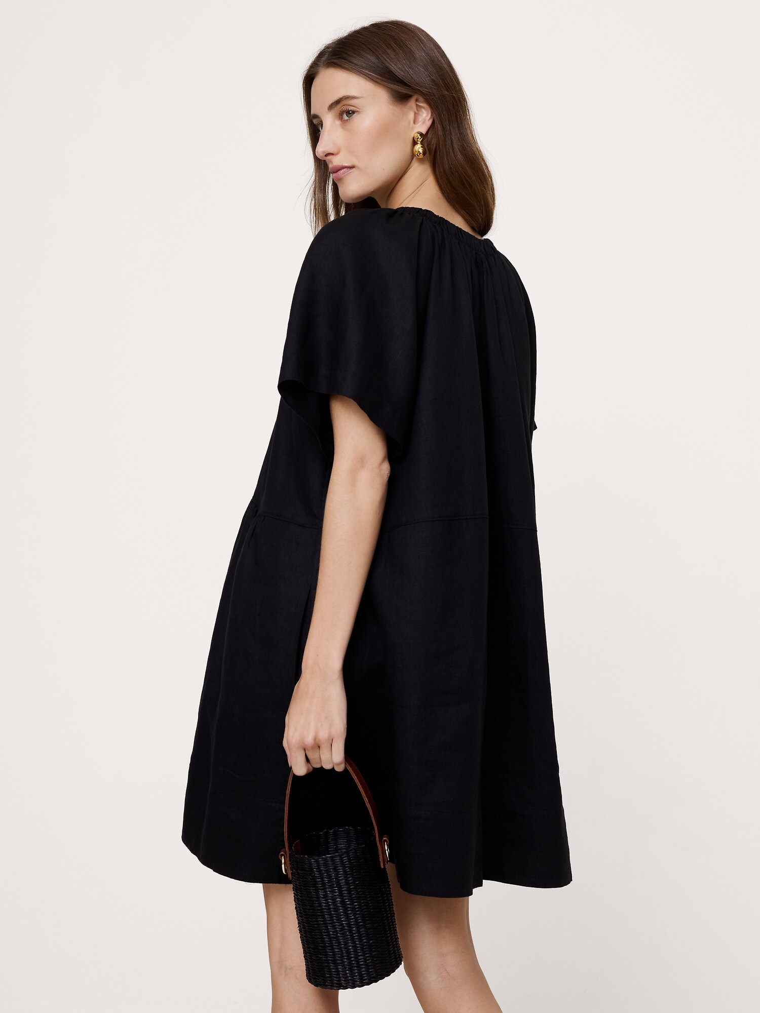L'image numéro 6 présente Robe courte boutonnée