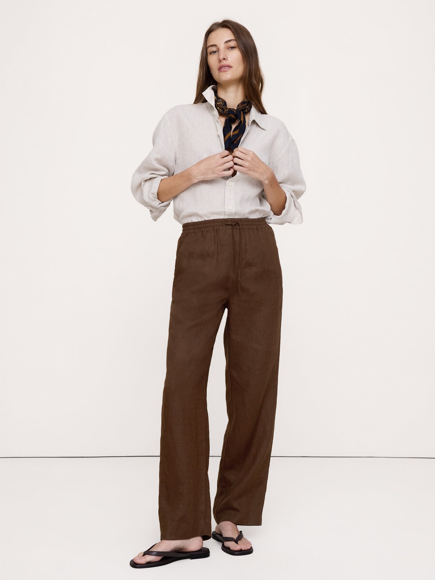 L'image numéro 6 présente Pantalon droit à taille extensible en lin Escapade
