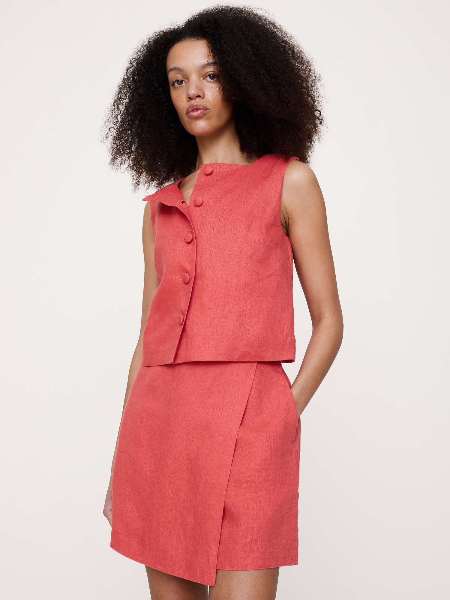 L'image numéro 6 présente Camisole en lin à devant boutonné