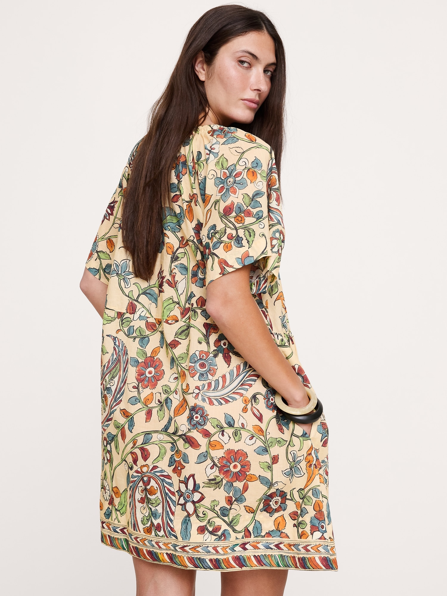 L'image numéro 8 présente Robe courte boutonnée
