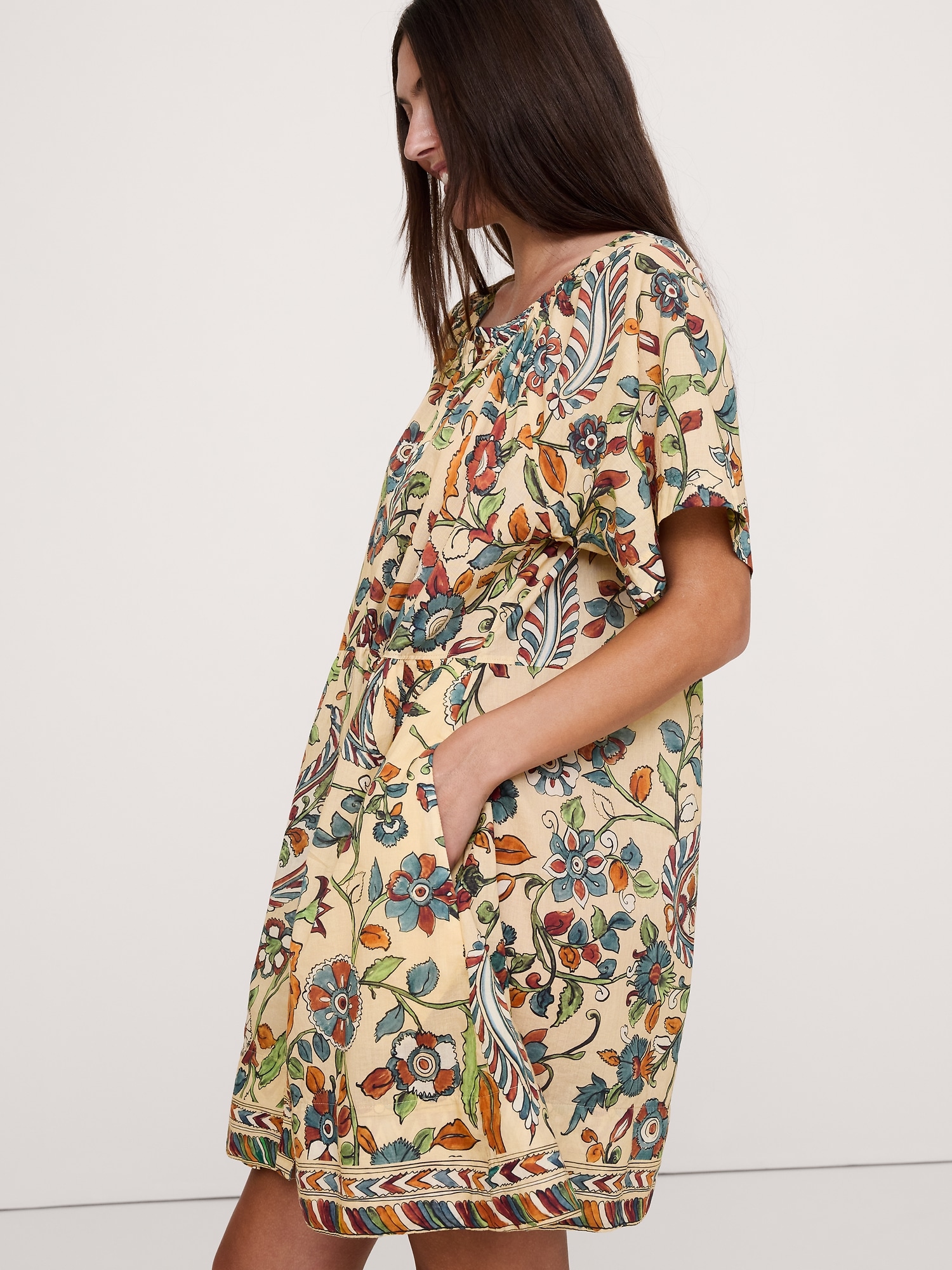 L'image numéro 8 présente Robe courte boutonnée