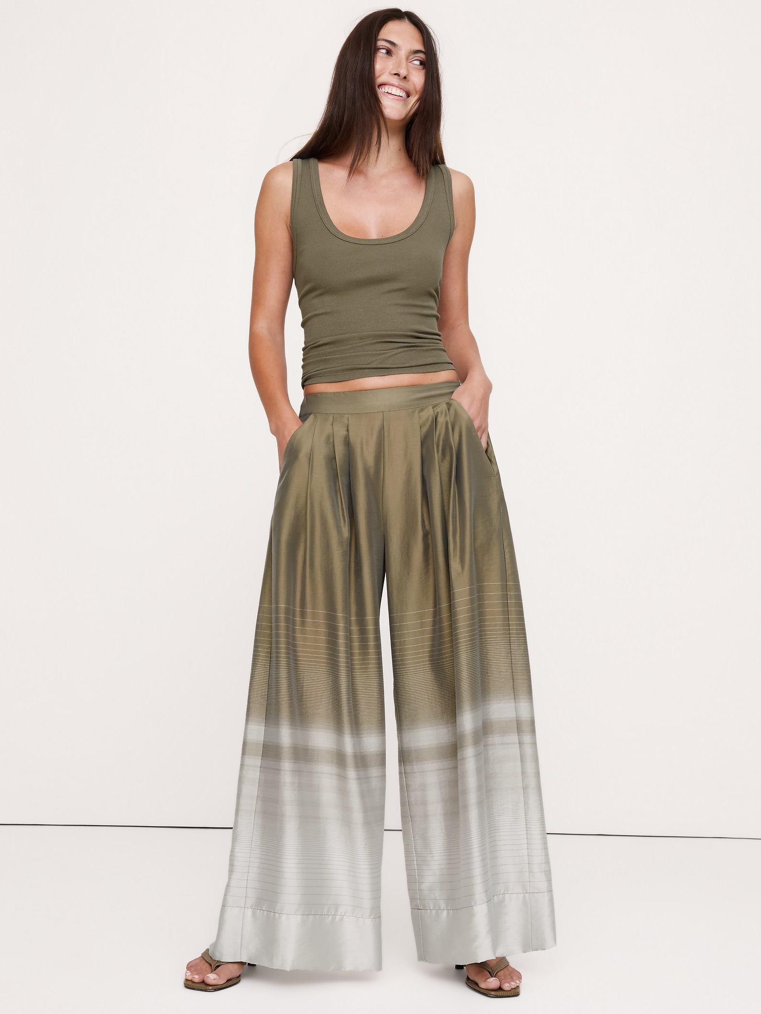 L'image numéro 6 présente Pantalon-jupe à taille haute et jambe large en TENCEL™ et nylon
