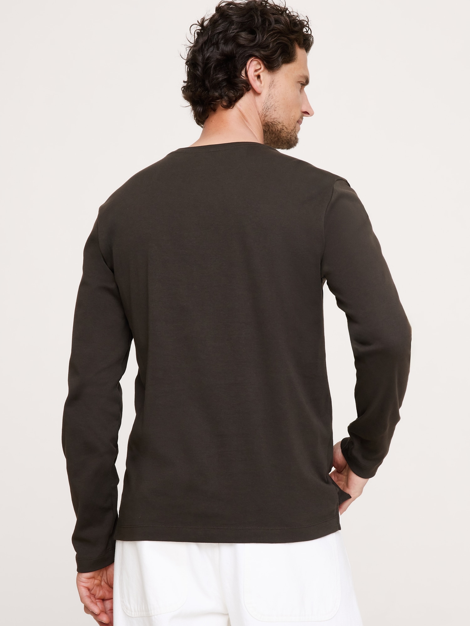 L'image numéro 2 présente T-shirt à manches longues en tissu luxueux