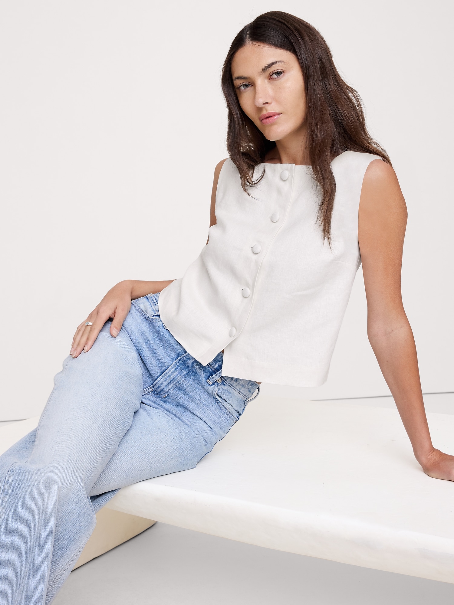 L'image numéro 7 présente Camisole en lin à devant boutonné