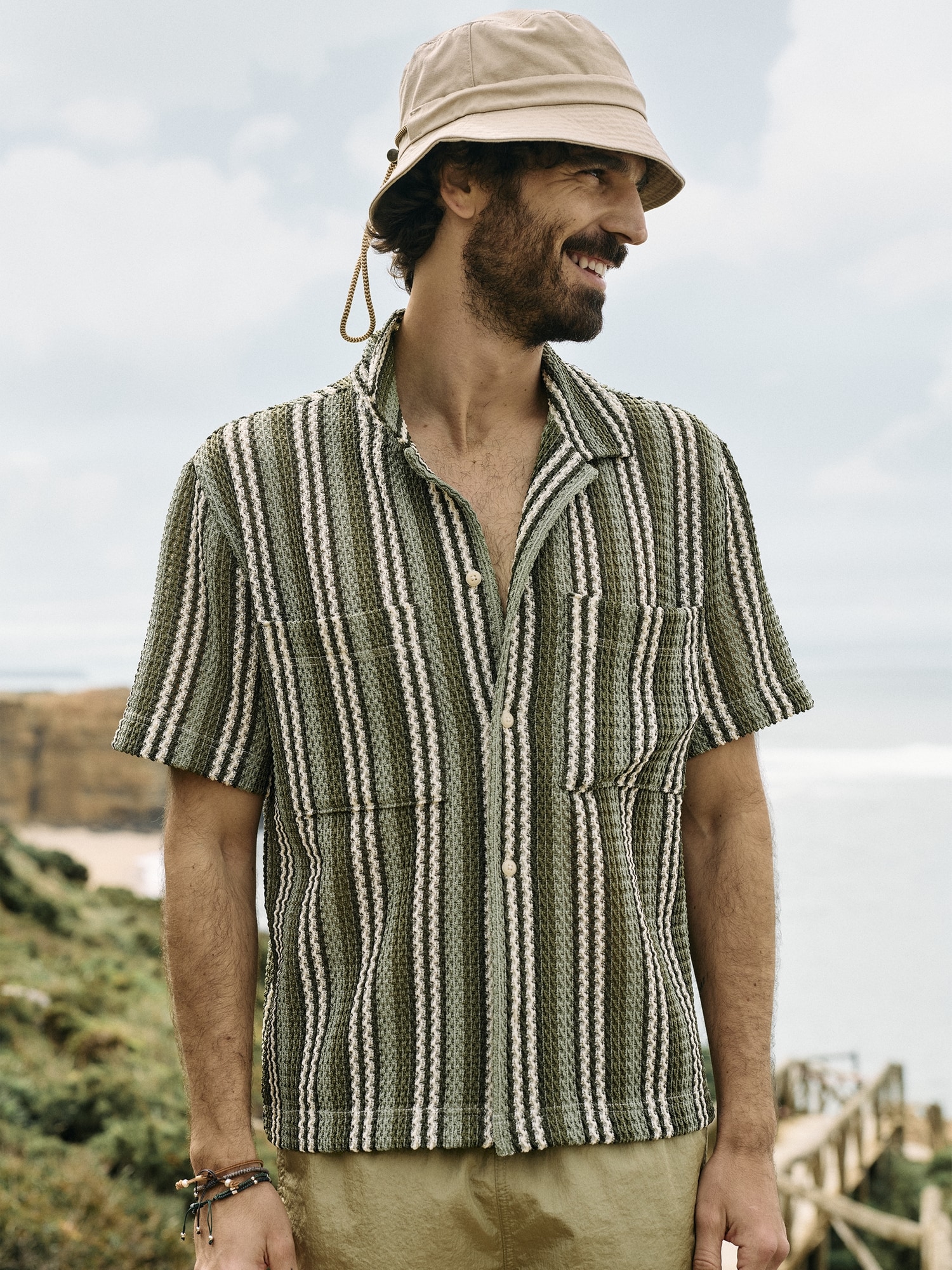 L'image numéro 5 présente Chemise de vacances en tissu texturé à rayures