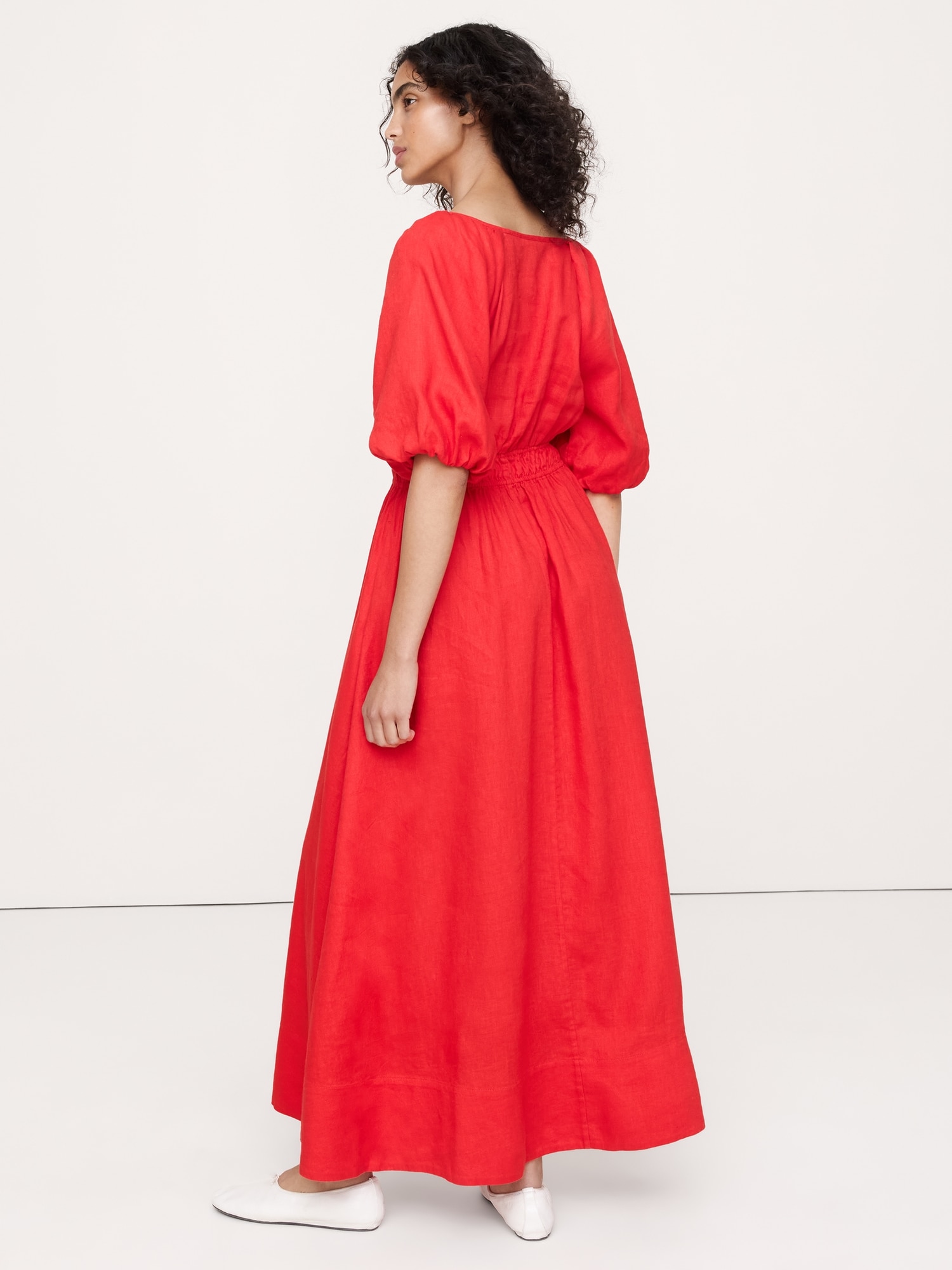 L'image numéro 2 présente Robe longue à manches bouffantes en lin