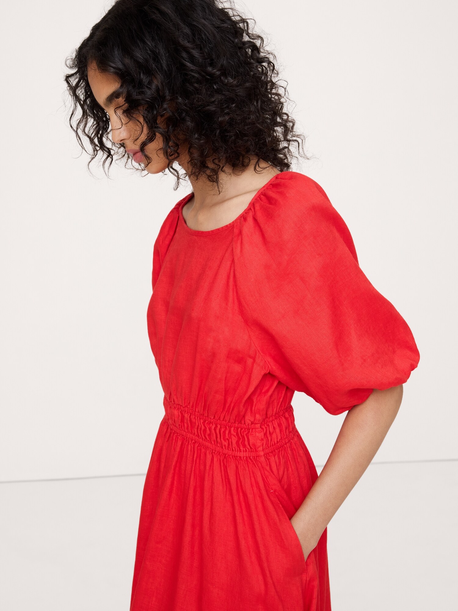 L'image numéro 3 présente Robe longue à manches bouffantes en lin