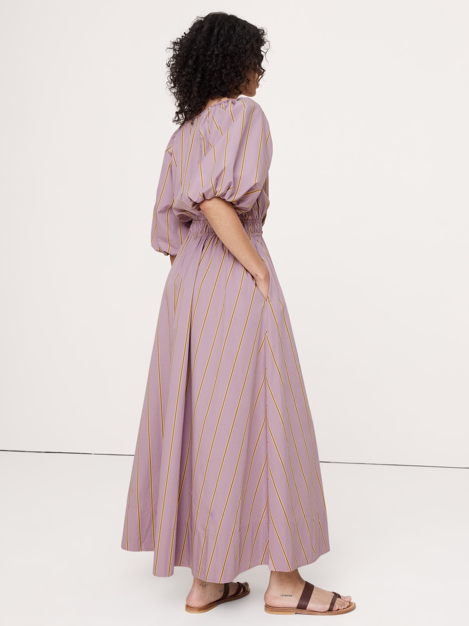 L'image numéro 2 présente Robe longue à manches bouffantes en popeline de coton