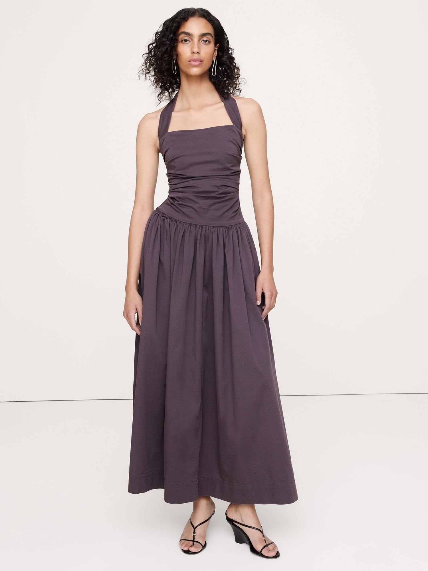 L'image numéro 1 présente Robe longue à encolure bain de soleil en coton extensible